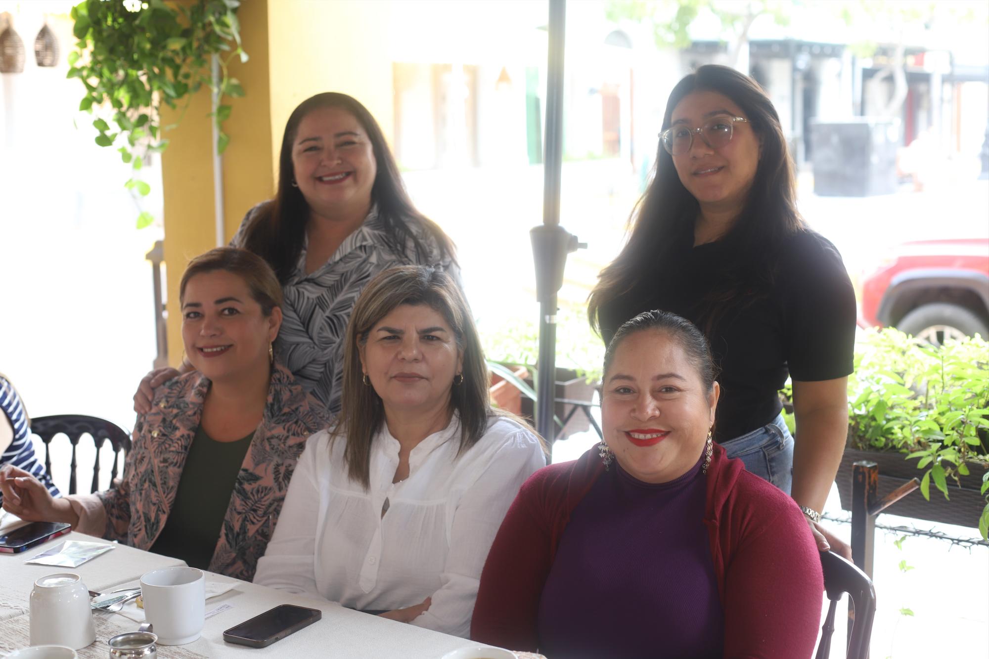 $!Marisela González y Dulce Aguilar. Sentadas, Karina Parente, María de Jesús Urías y Carolina Tiznado.