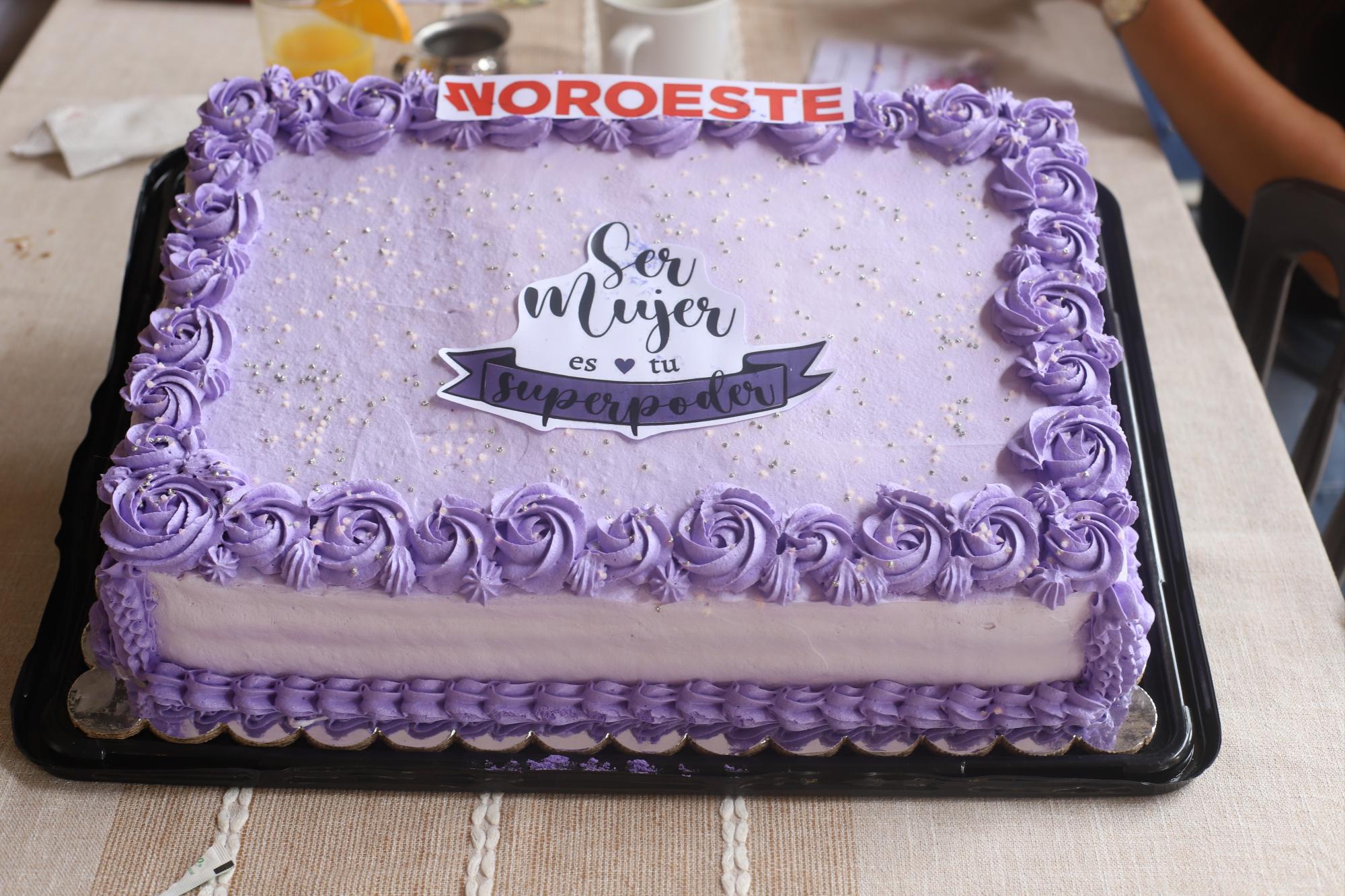 $!En el pastel conmemorativo lució el eslogan “Ser mujer es tu superpoder”.