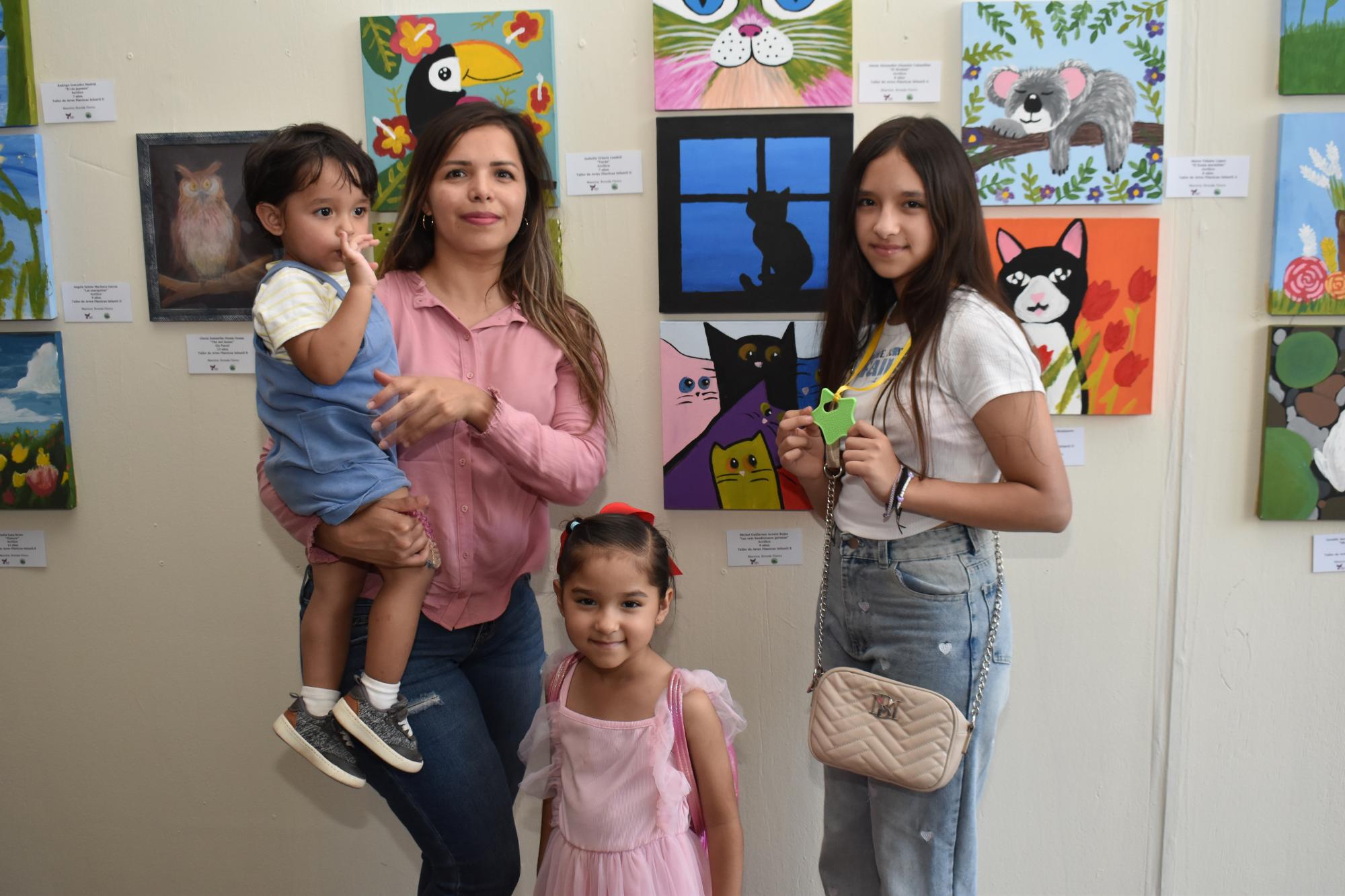 $!María Fidelia Aispuro con su bebé Óscar Tadeo y sus hijas Alison Celeste y Kaile Romina Galaviz Aispuro.