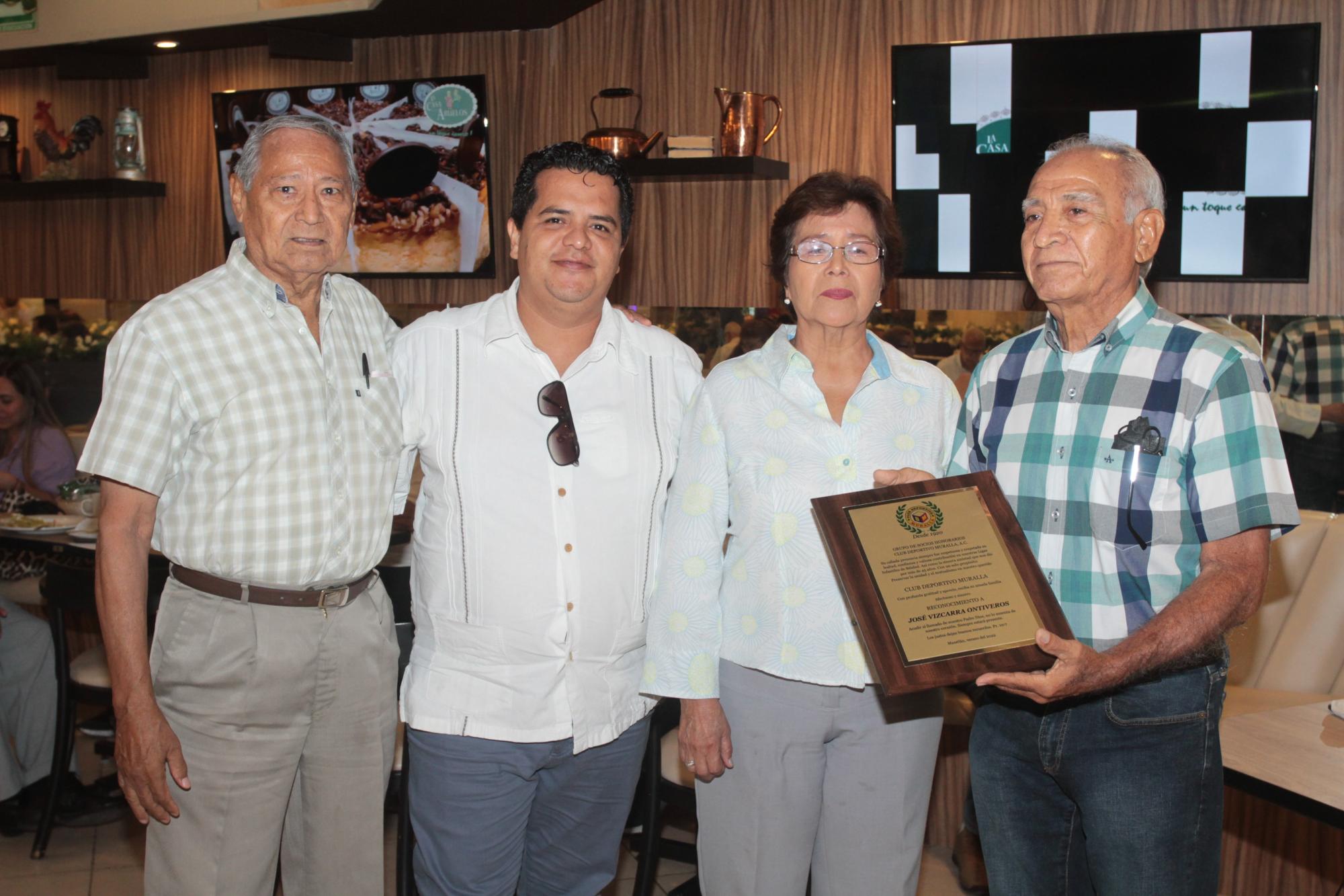 $!Jorge Vizcarra e Hilda Beatriz Vega de Vizcarra reciben el reconocimiento de José Vizcarra Ontiveros que les entregan Víctor de Jesús Núñez y Víctor Manuel Rodríguez.