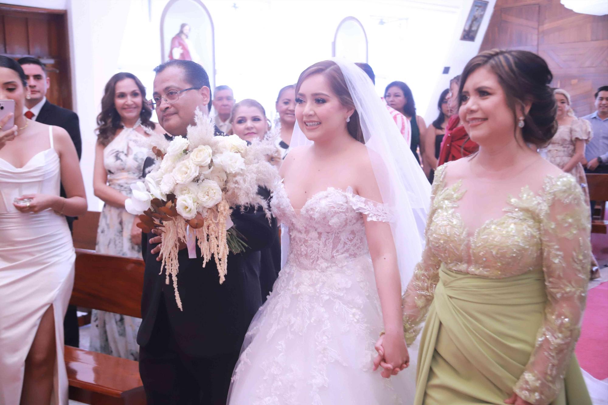 $!La novia llega al altar acompañada de sus padres, Andrés Delgado y Carmen Hernández.