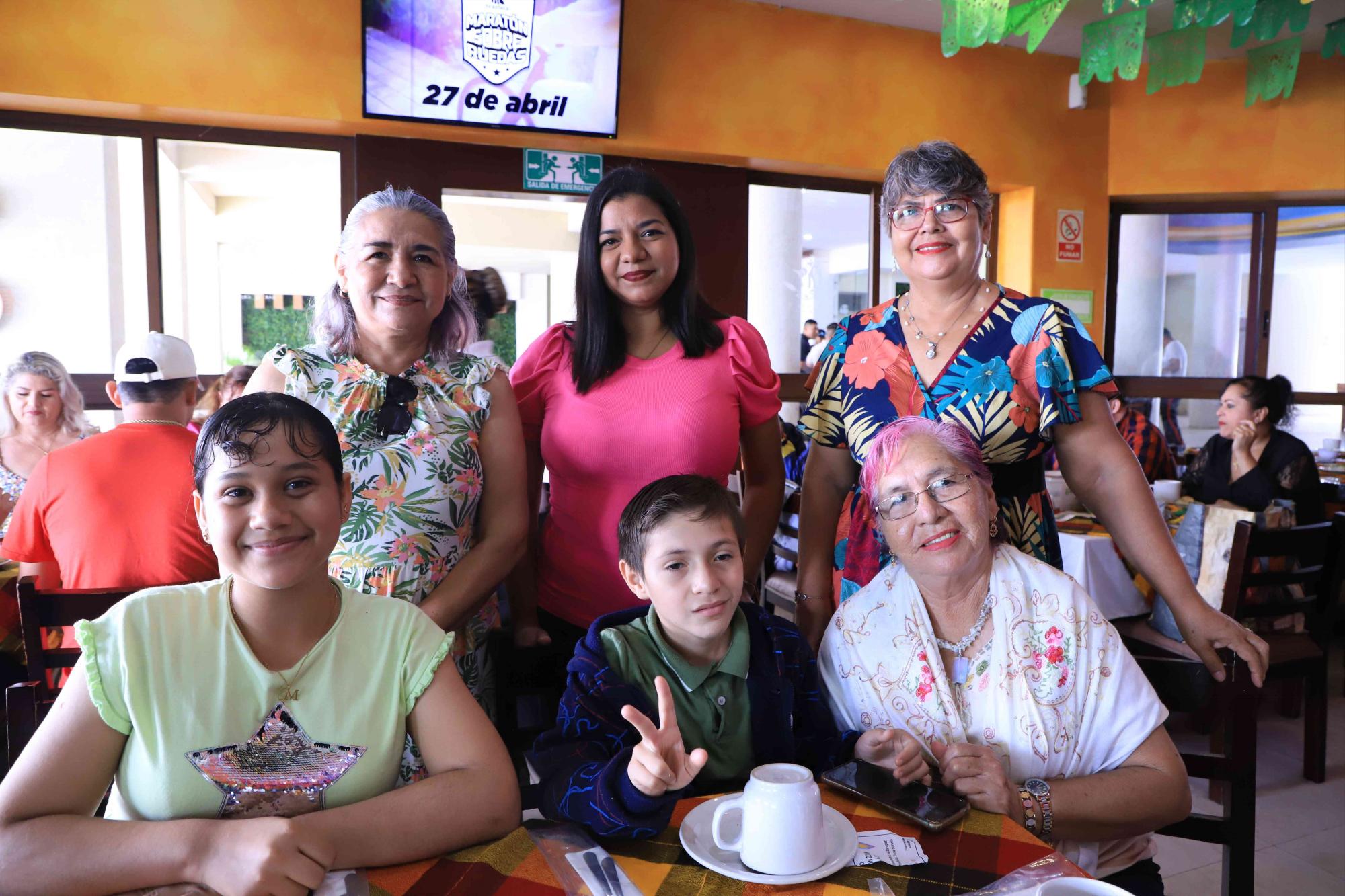 $!Alma Páez, Chayis de Mejía, Rosalva Díaz, Meredith García, Jonatham Gaspar y Rosa Soto.