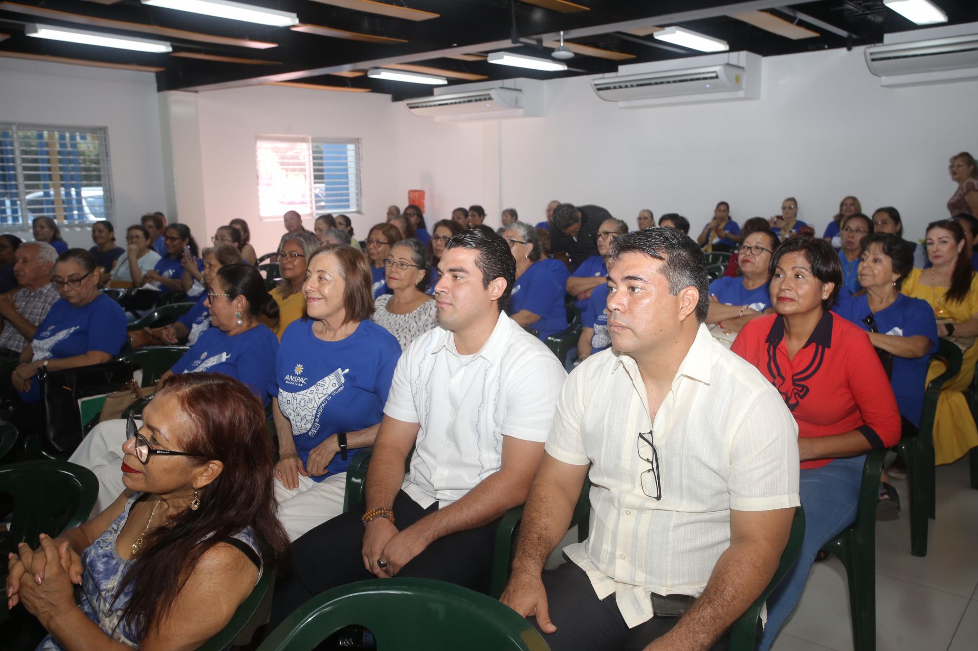 $!Gabriel Ruiz Valenzuela y el Padre Gerardo P. Sandoval García, previo a la charla.