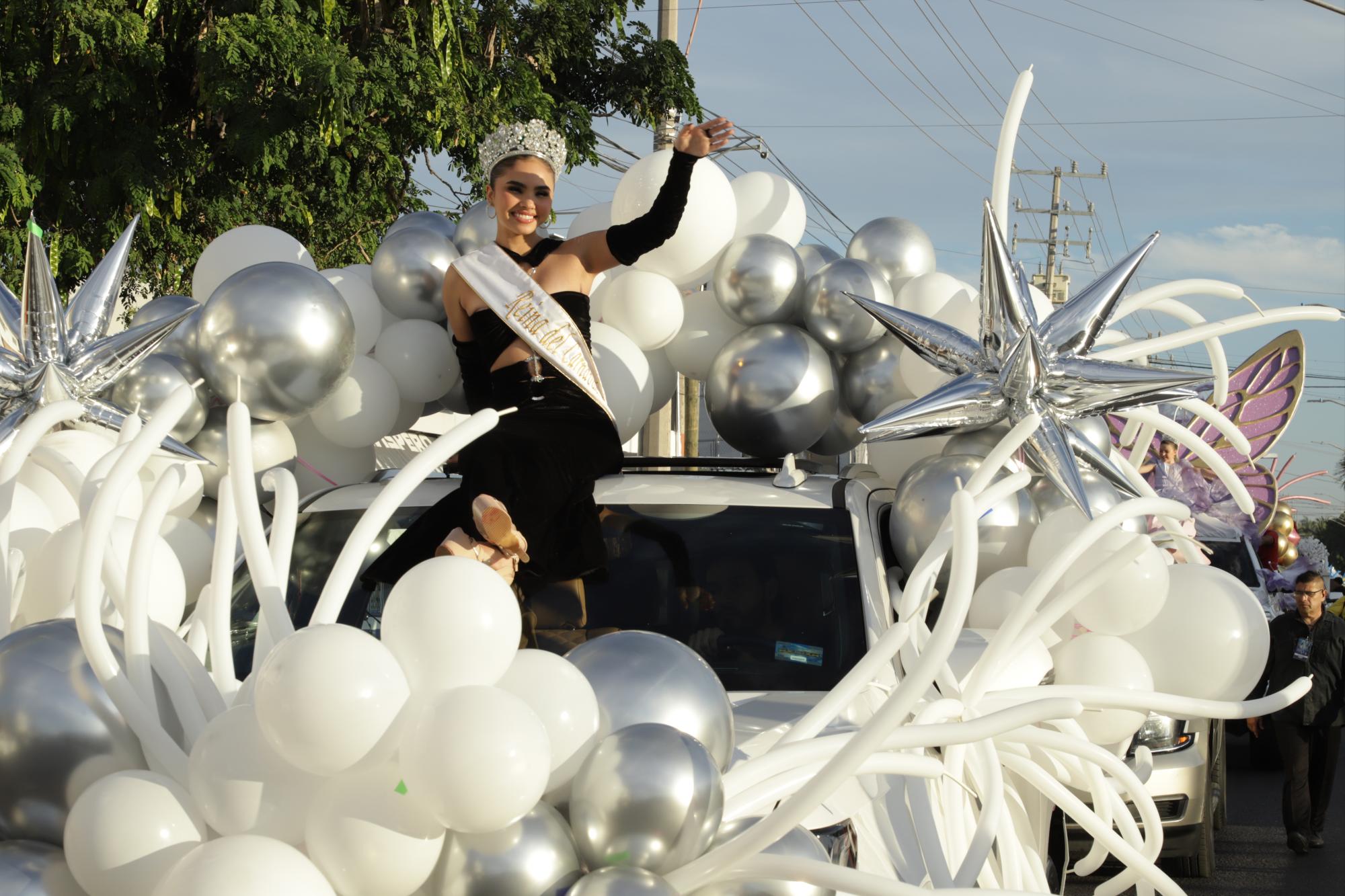 $!Carolina III, Reina del Carnaval, encabezó la primera manifestación del Carnaval de Mazatlán 2024.