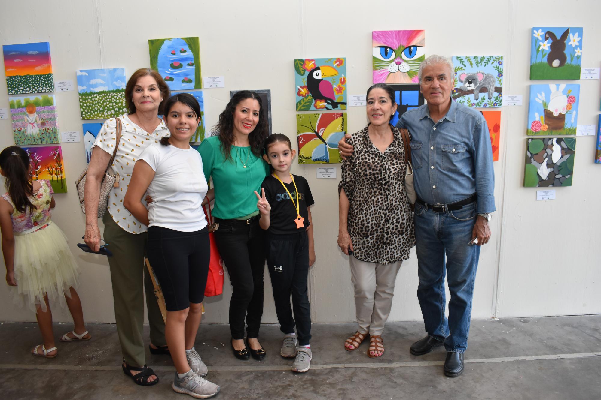 $!Isabella Burgueño, Sara Mendívil, Lety Niebla, Alessandra Burgueño, Lety de Niebla y Nazario Niebla.