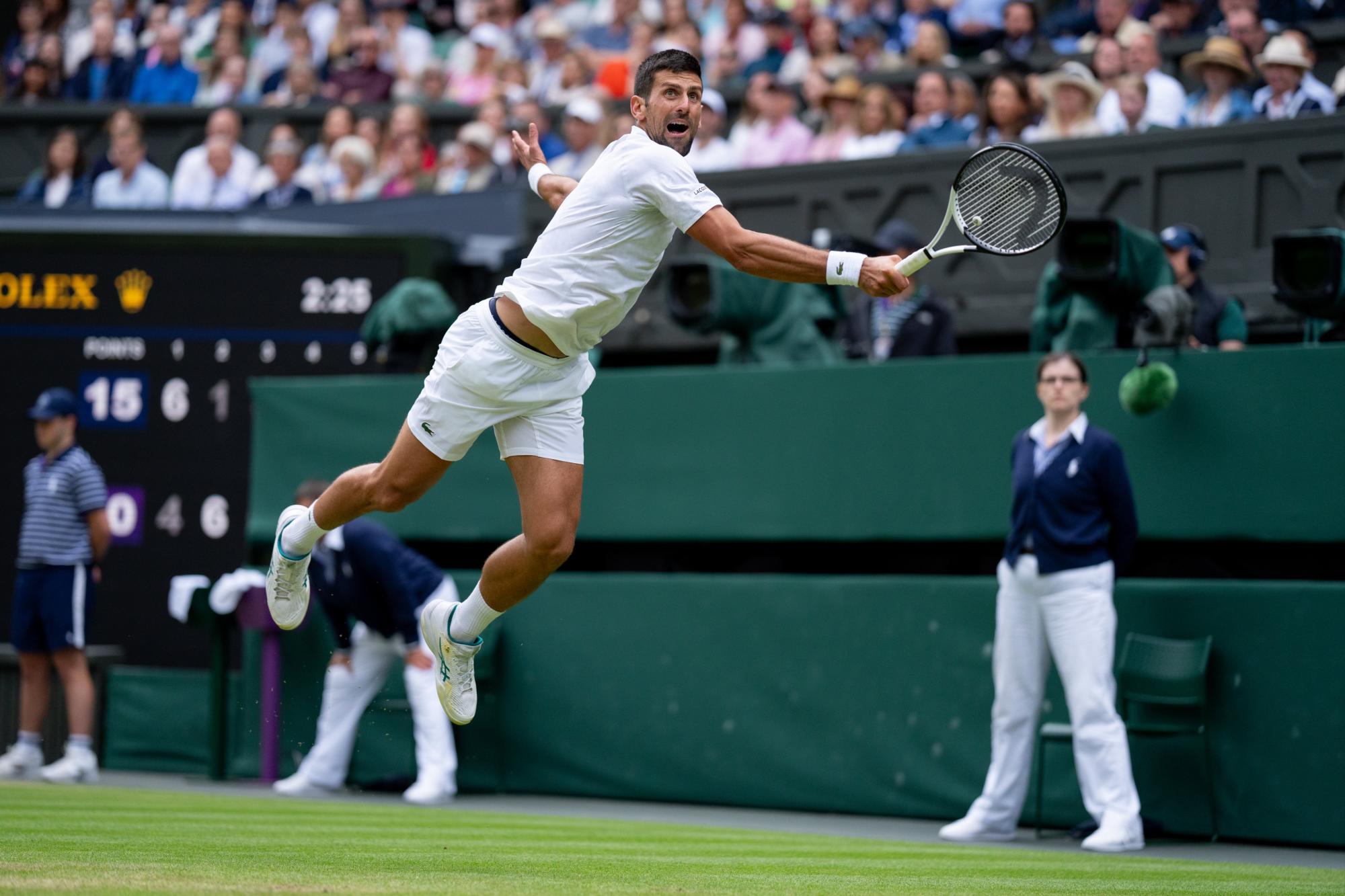 $!Novak Djokovic ‘desactiva un problema’ para meterse a semifinales en Wimbledon