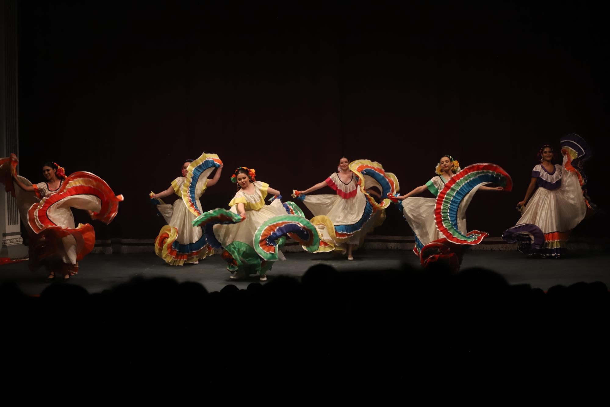 $!Los alumnos del ballet floklórico realizaron varias coreografías.