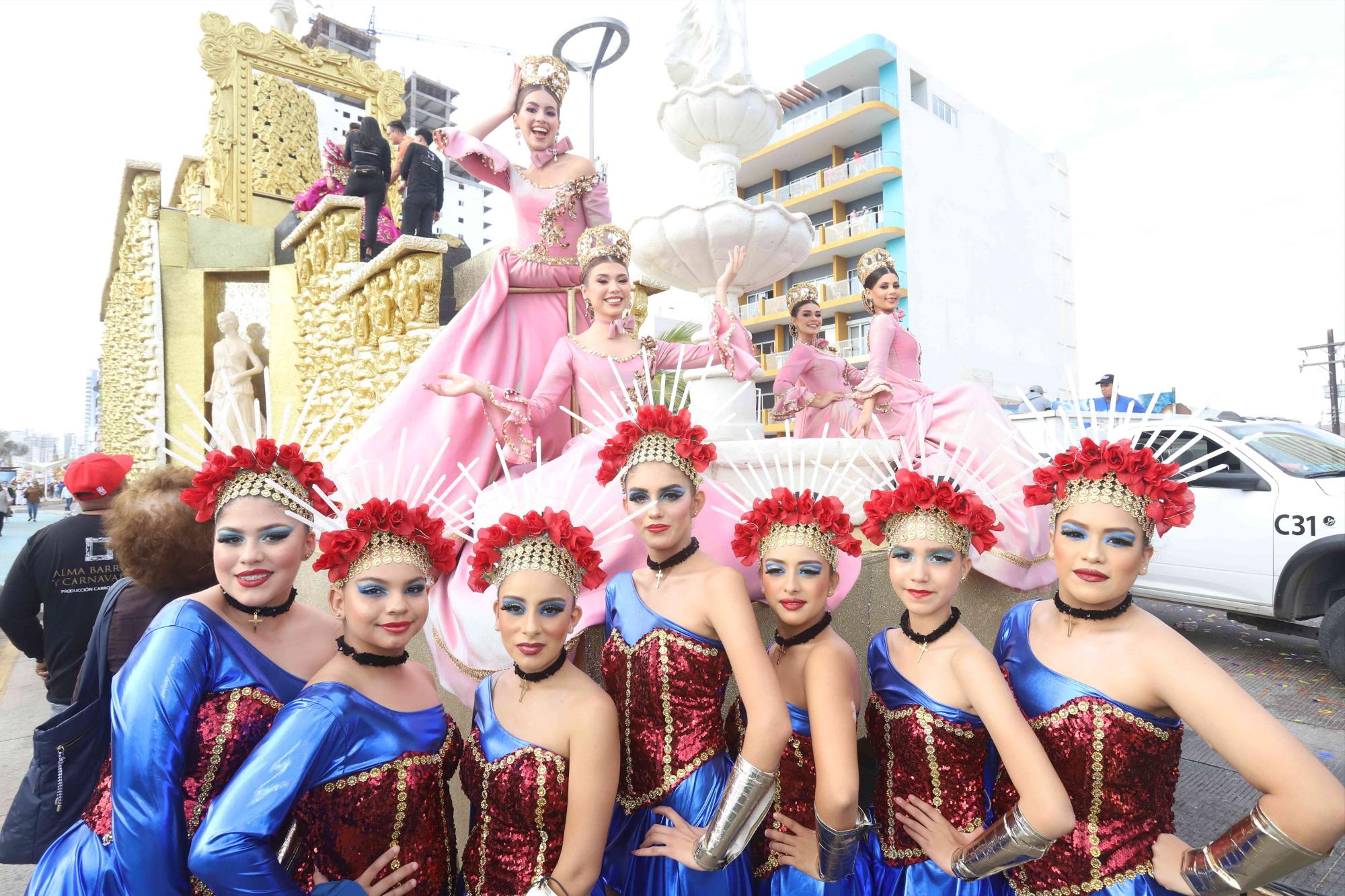 $!Las Princesas Reales Irene Rojas, Andrea García, Jasaret Álvarez y Catalina Castellanos con un grupo de jóvenes que participaron en una de las comparsas.