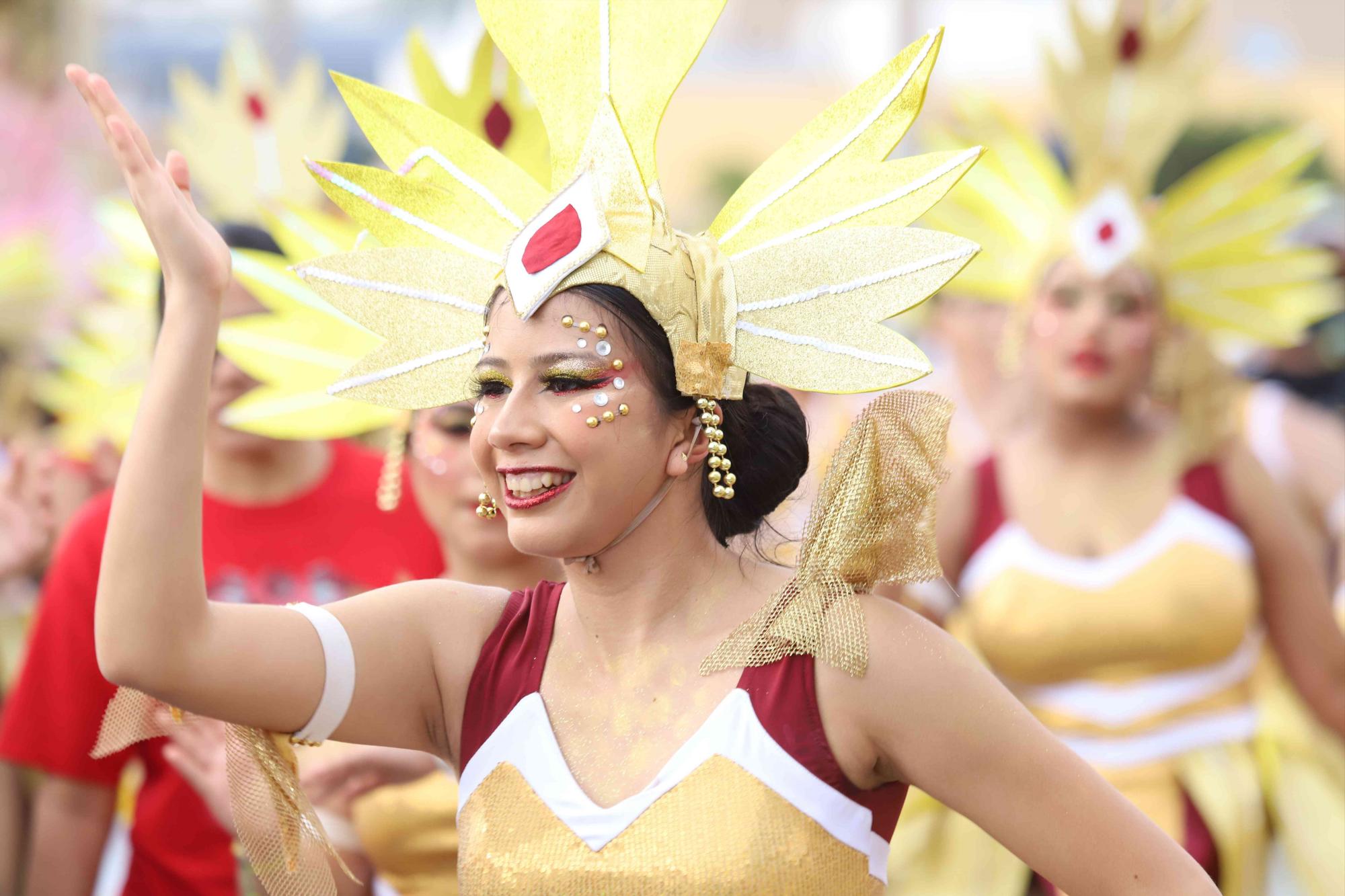 $!Las comparse le dieron alegría al desfile carnavalero.