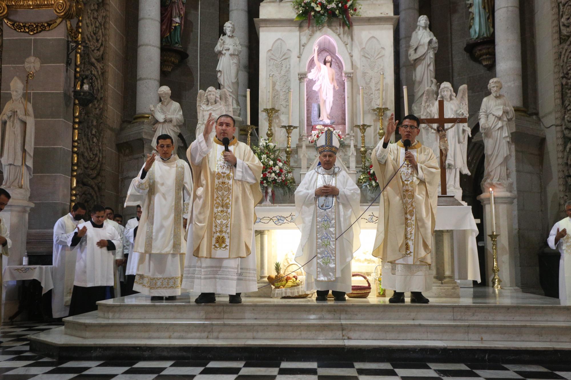 $!Los dos nuevos sacerdotes de la Diócesis de Mazatlán en compañía del Señor Obispo Mario Espinosa Contreras dieron la bendición a los presentes en esa mañana en la ceremonia.