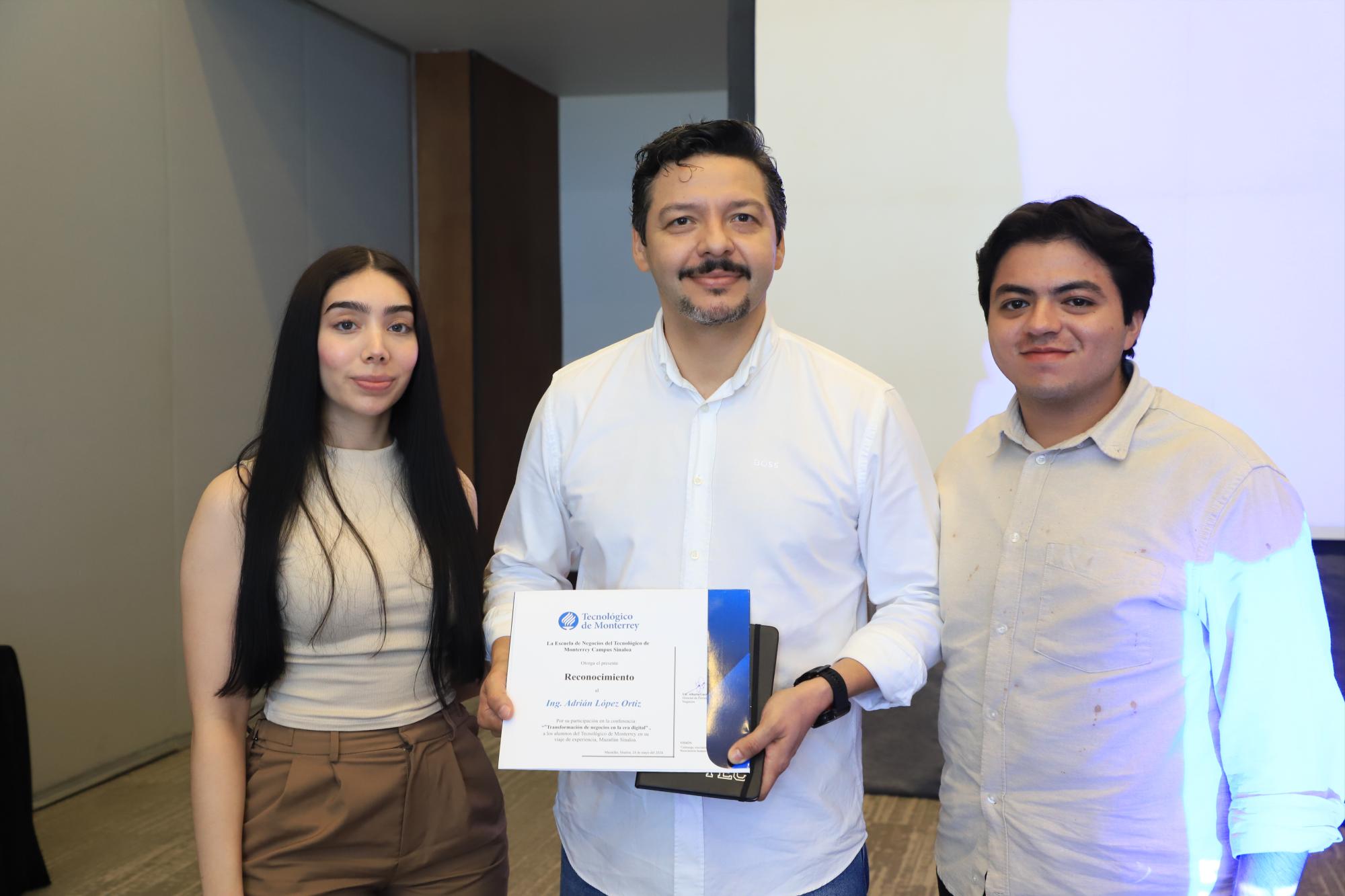 $!El expositor recibió un reconocimiento de los jóvenes.