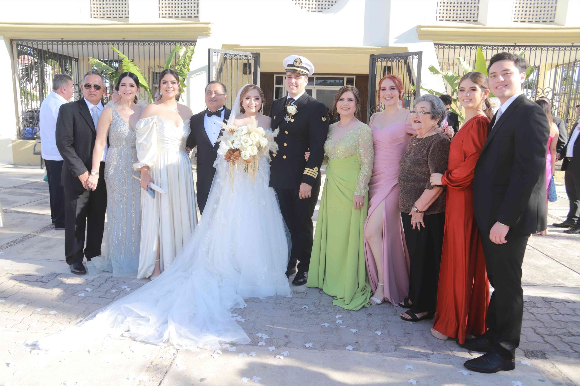 $!Los novios junto a la familia de la novia.