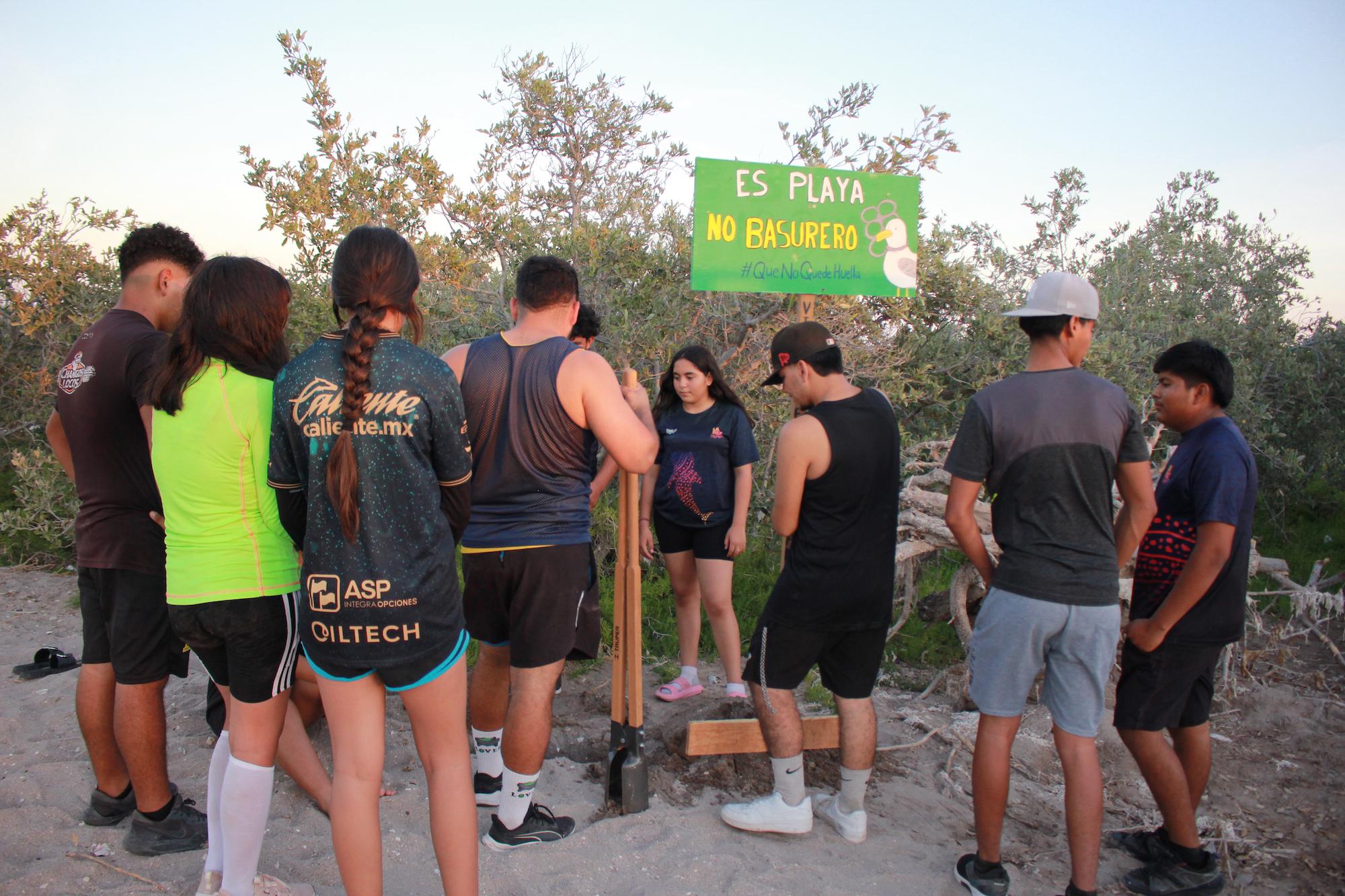 $!Los jóvenes voluntarios de béisbol 5 en El Comitán.