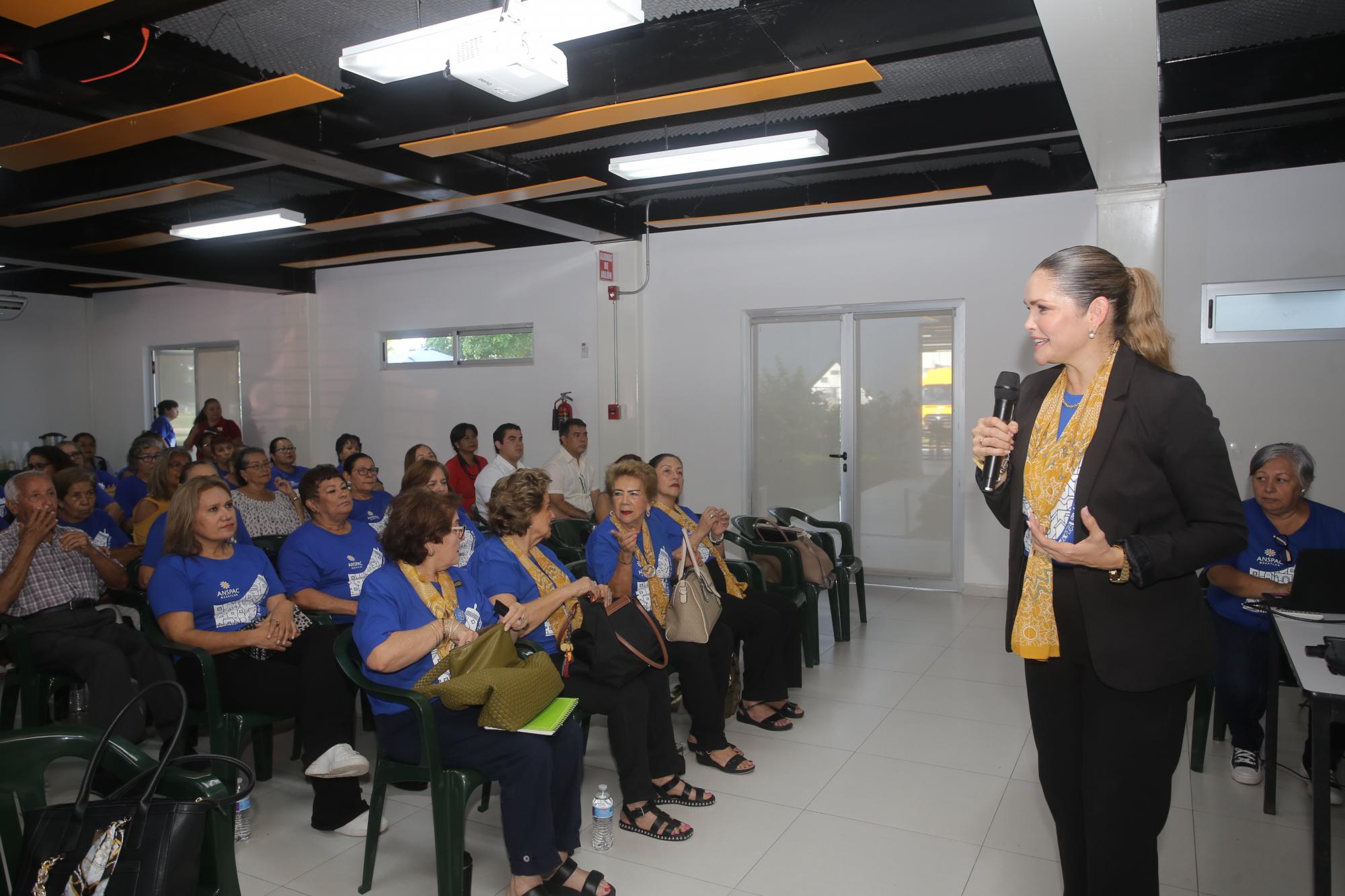 $!Imelda Morales de Chicuate, presidenta de Anspac Mazatlán, expresó las palabras de bienvenida.