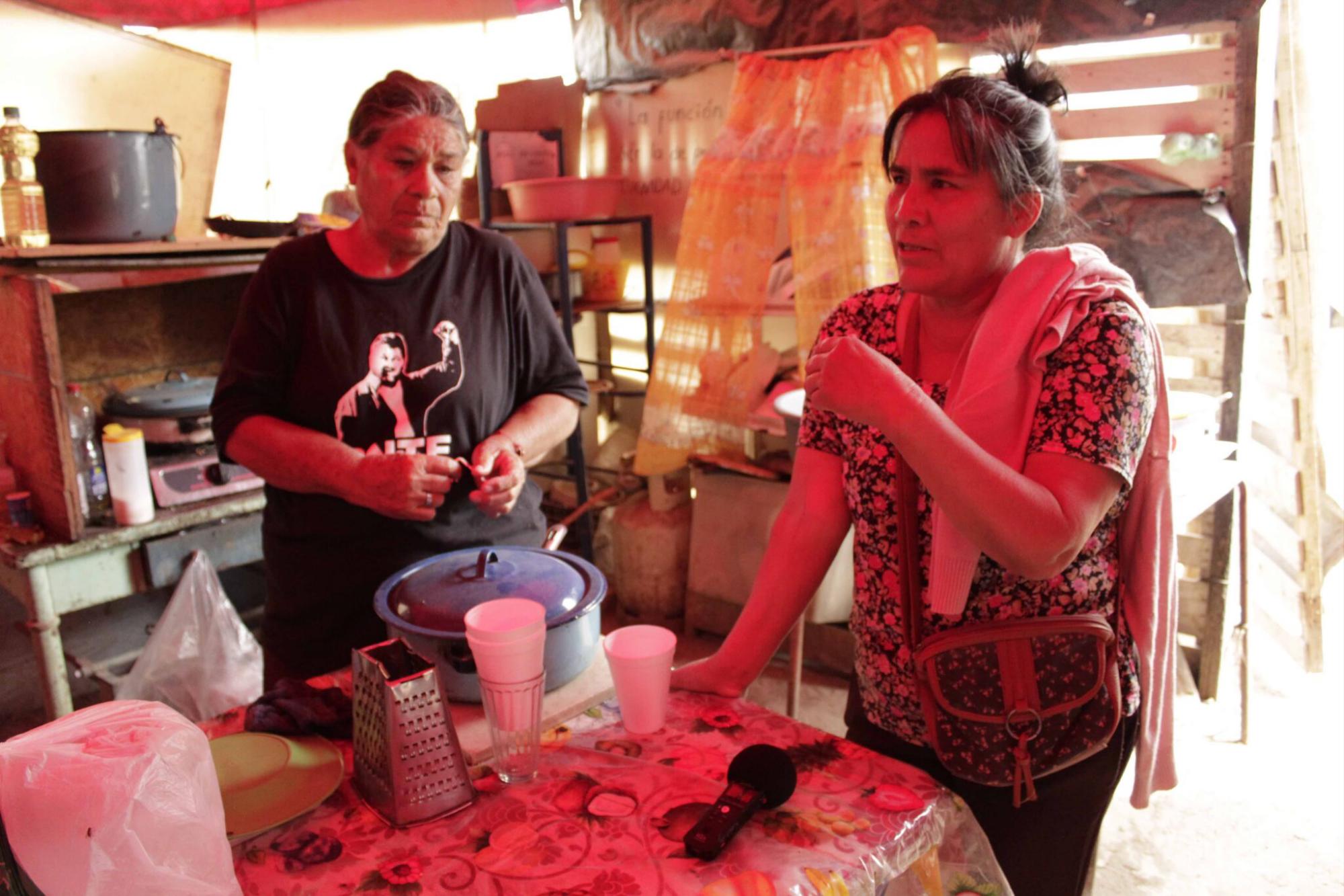 $!La cocina ha unido a las mujeres del movimiento, sienten que han formado una familia.