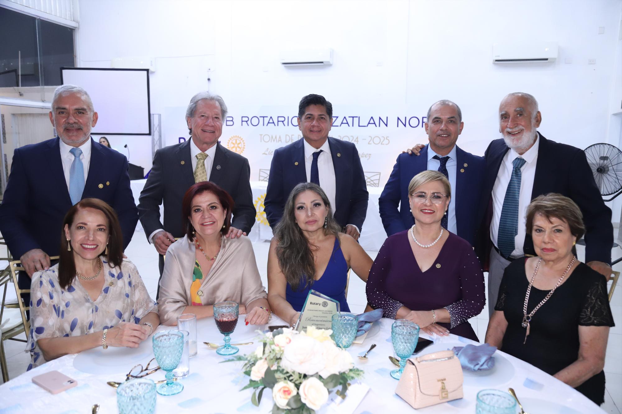 $!Fernando Valdez, Juan Llausás, Florencio Álvarez, Adolfo González y Diego Escoboza. Sentadas, Liz de Valdez, Laura Peniche de Llausás, Kenia Bustamante de Álvarez, María de la Luz de González y María de la Luz de Escoboza.