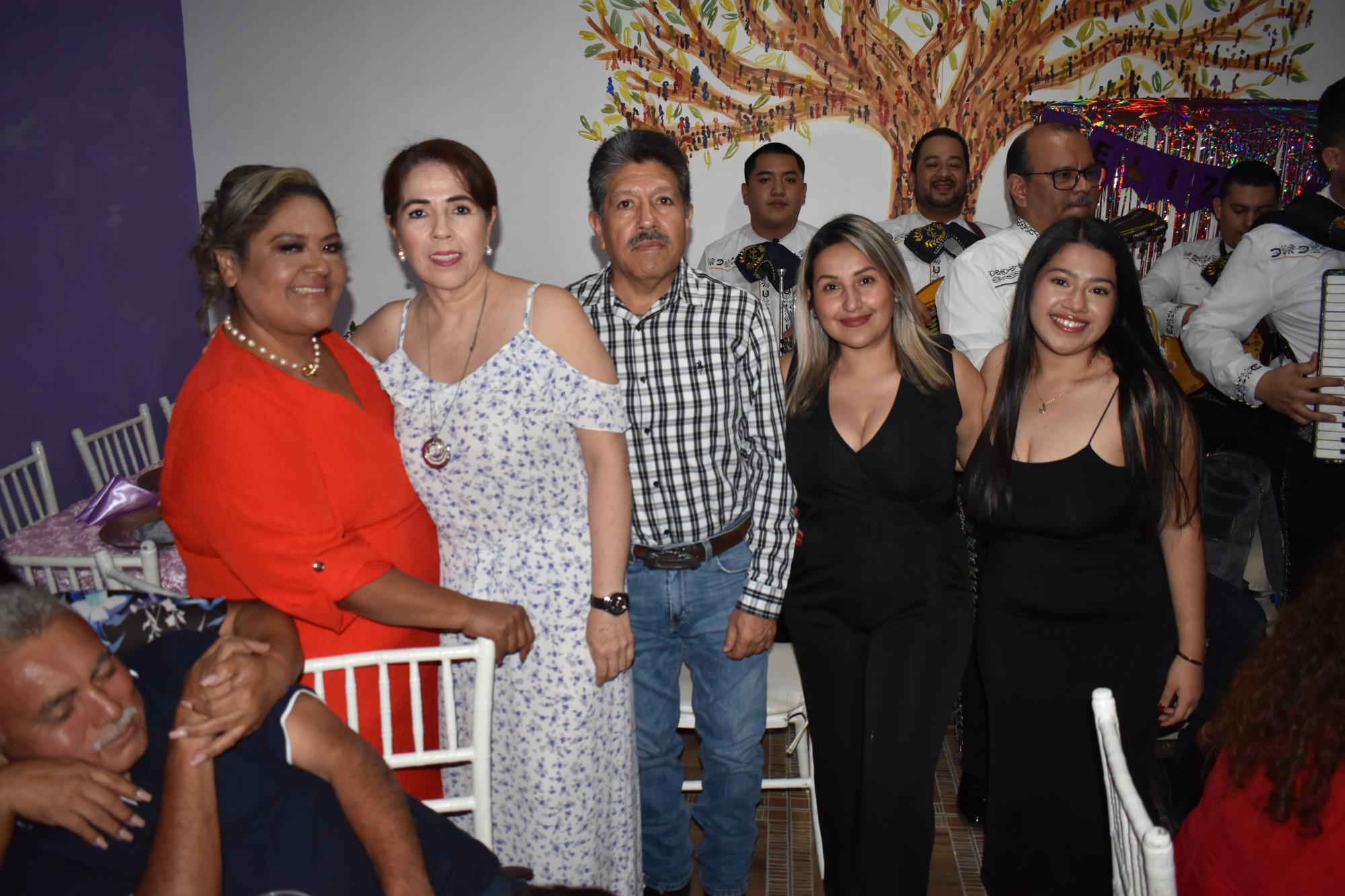 $!Llegan a acompañar a la festejada, Minerva López, Gabriel García, Silvia Higuera y Michelle López.