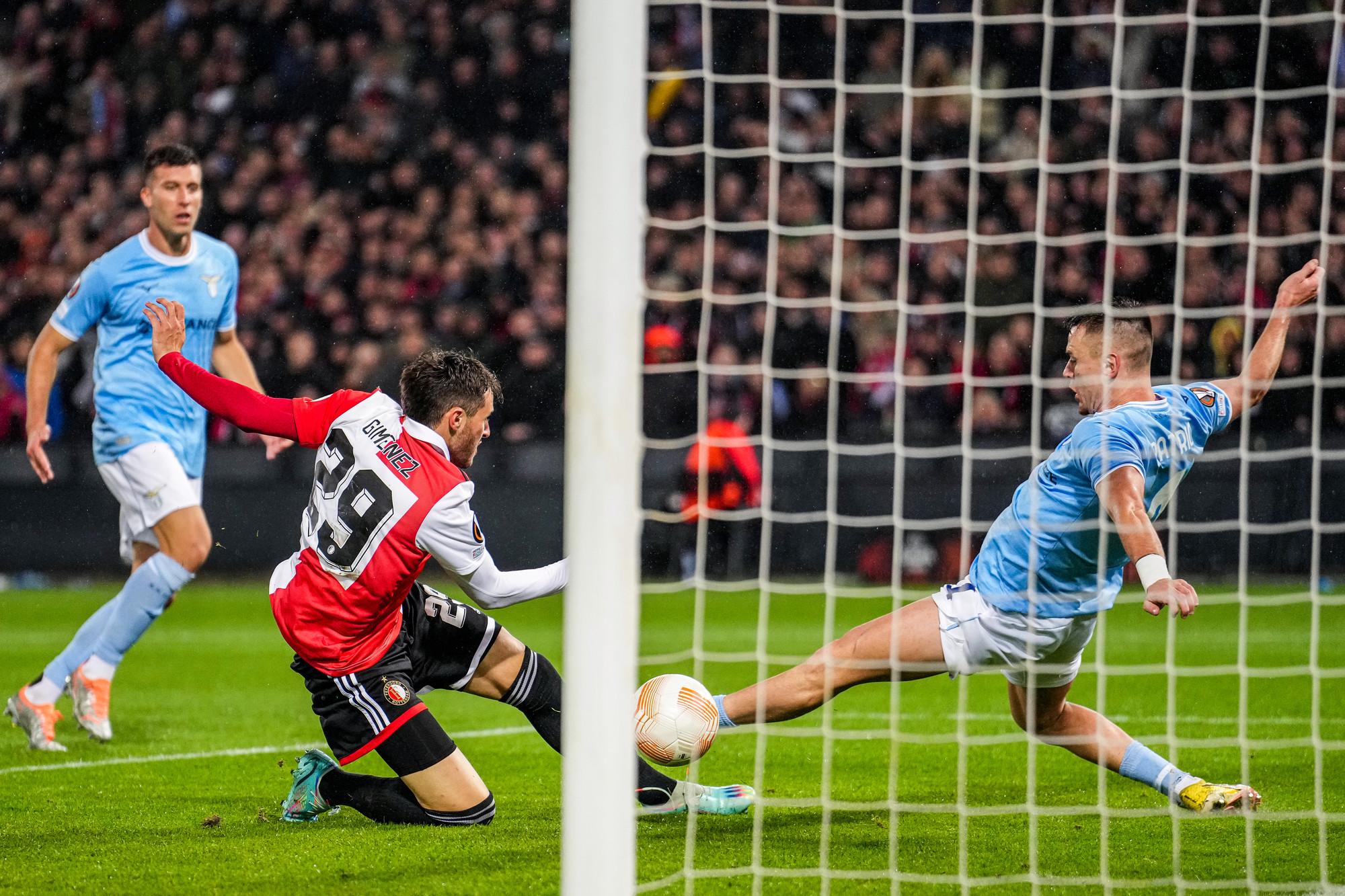 $!Gol de Santiago Giménez da liderato y pase al Feyenoord en la Europa League