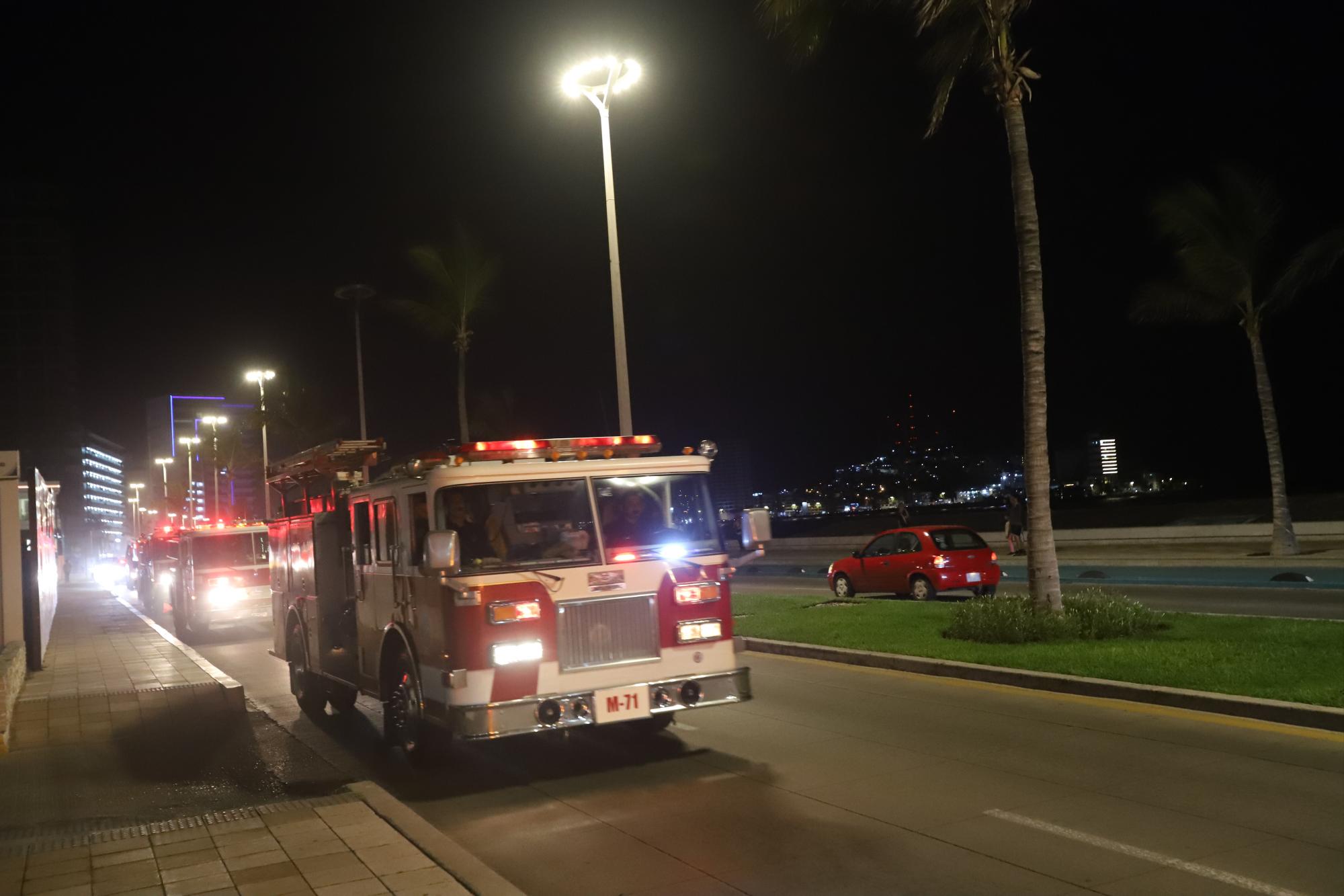 $!Diversas unidades que pertenecen a Bomberos Mazatlán desfilaron por el malecón para festejar su día.