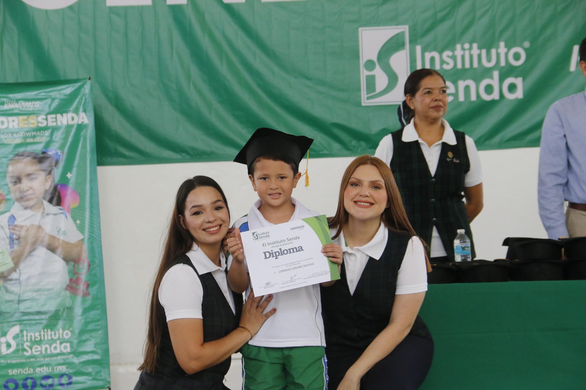 $!Nicolás Corrales Sánchez recibe el diploma, acompañado de sus maestras.