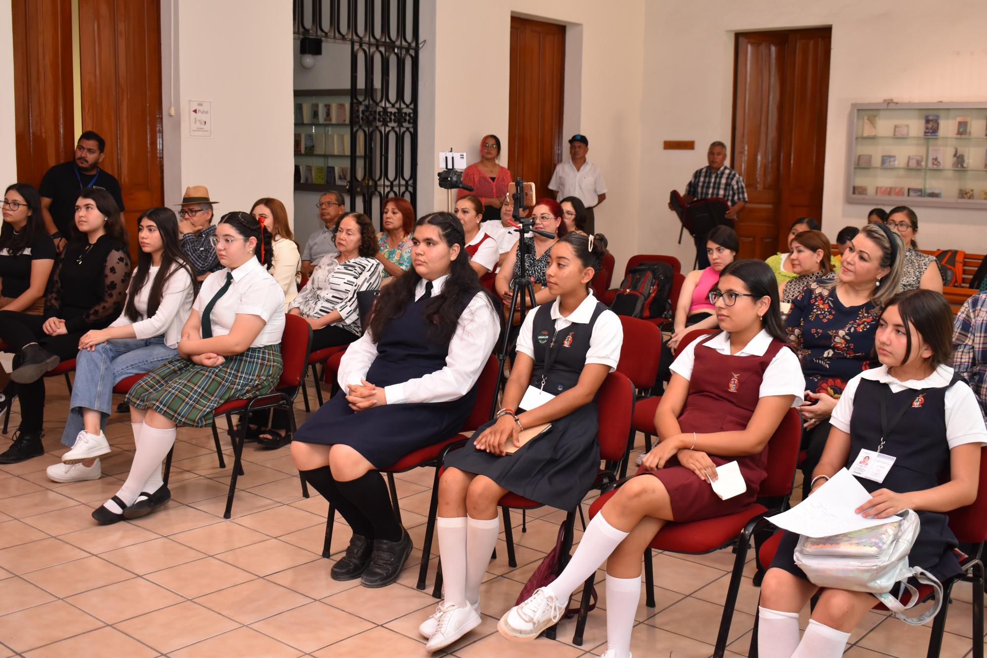 $!Premian a las ganadoras del concurso de ensayo sobre mujeres ejemplares