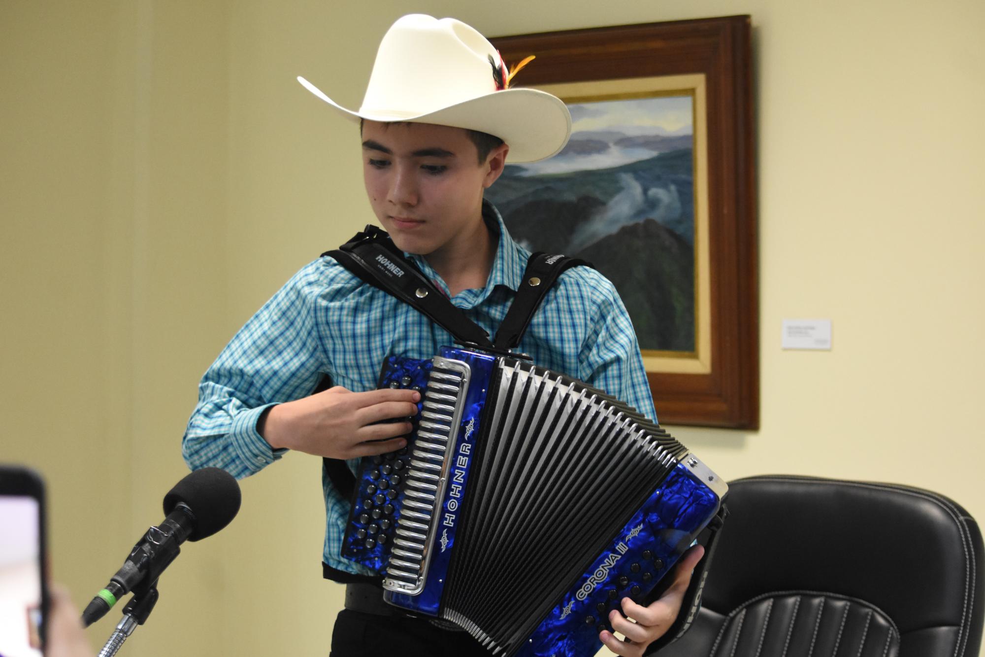 $!El joven músico dio muestra de su talento, tocando una pieza con su instrumento.