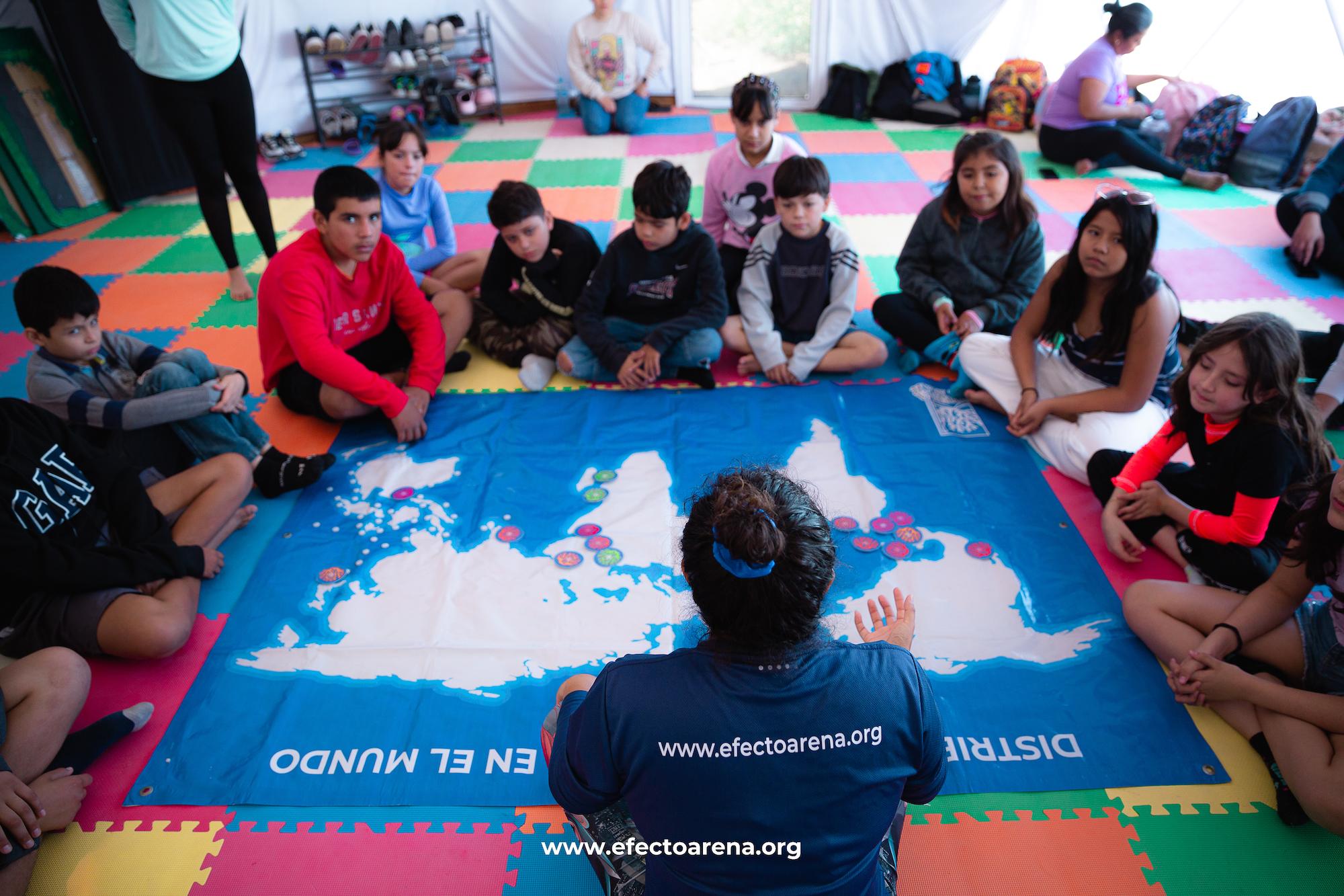 $!Asistentes al taller de Efecto Arena “Puerta al Mar”, escuchando sobre la actividad que les explica sobre la distribución de los corales en el mundo.