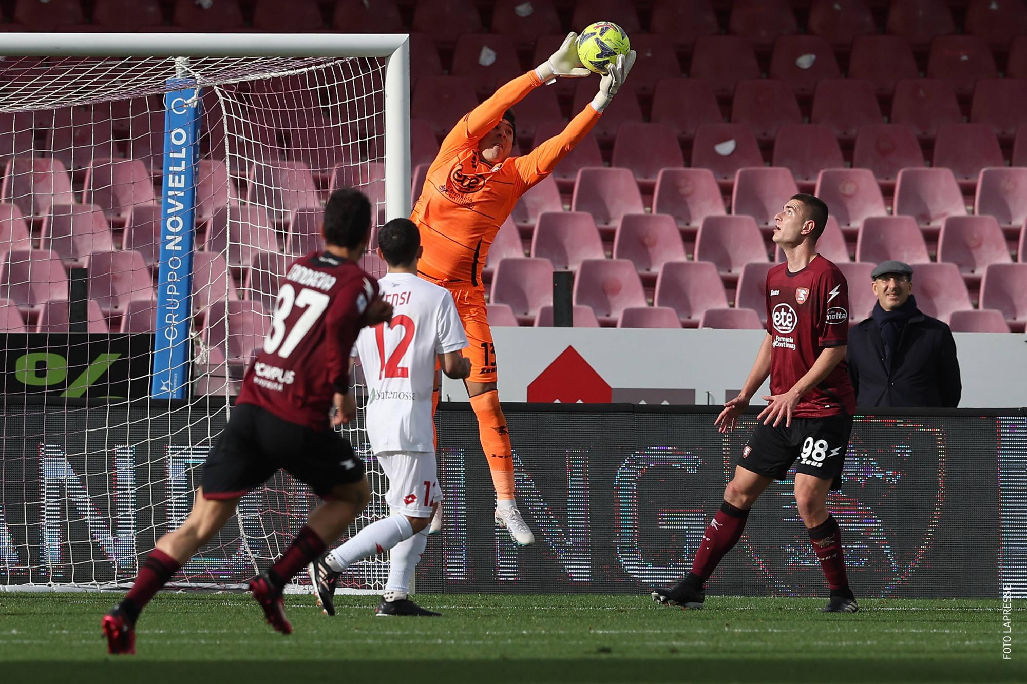 $!Ochoa vuelve a la titularidad en triunfo del Salernitana