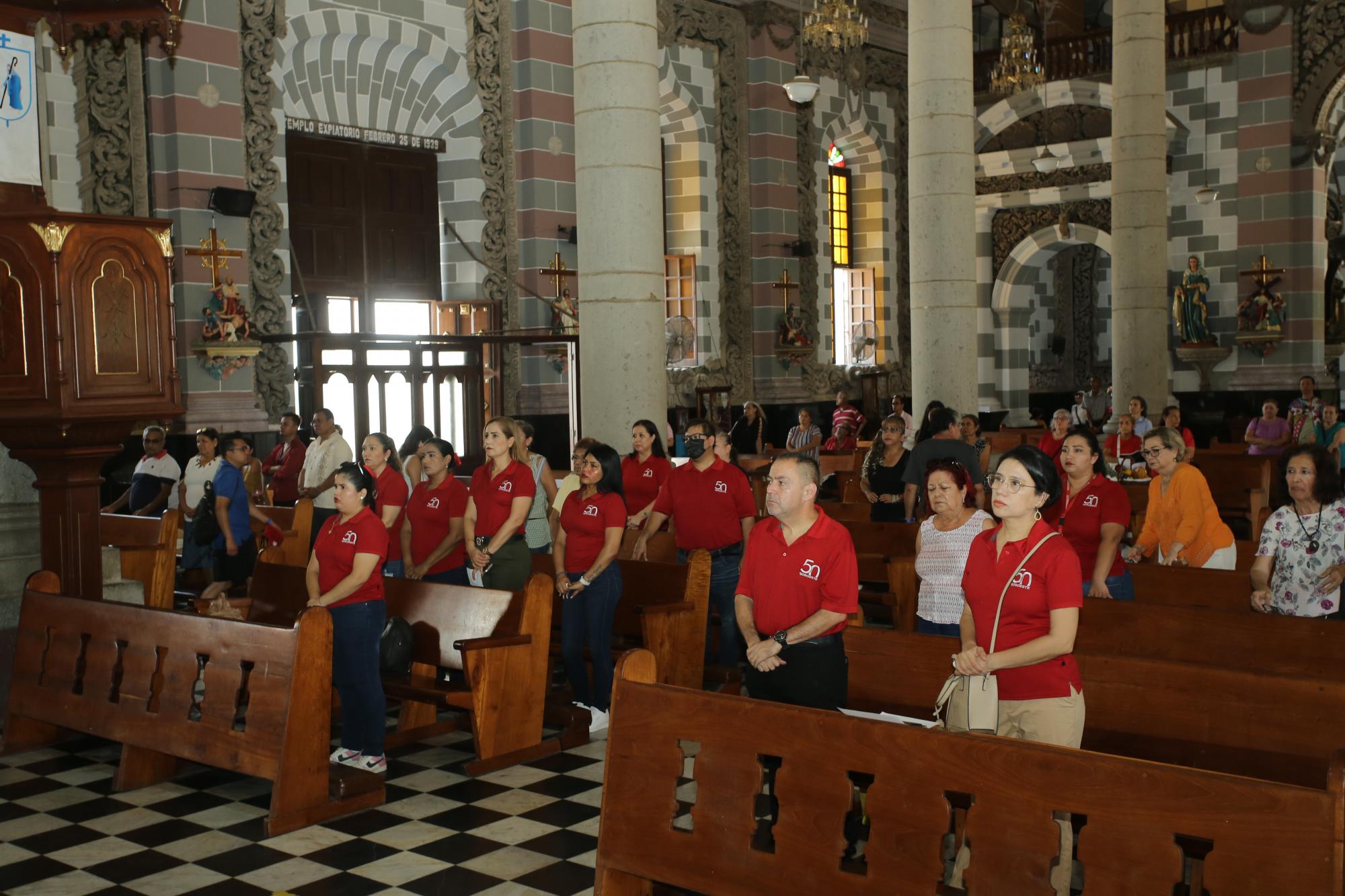 $!Integrantes de Grupo Noroeste escuchan con atención el mensaje expresado por el sacerdote durante la misa.