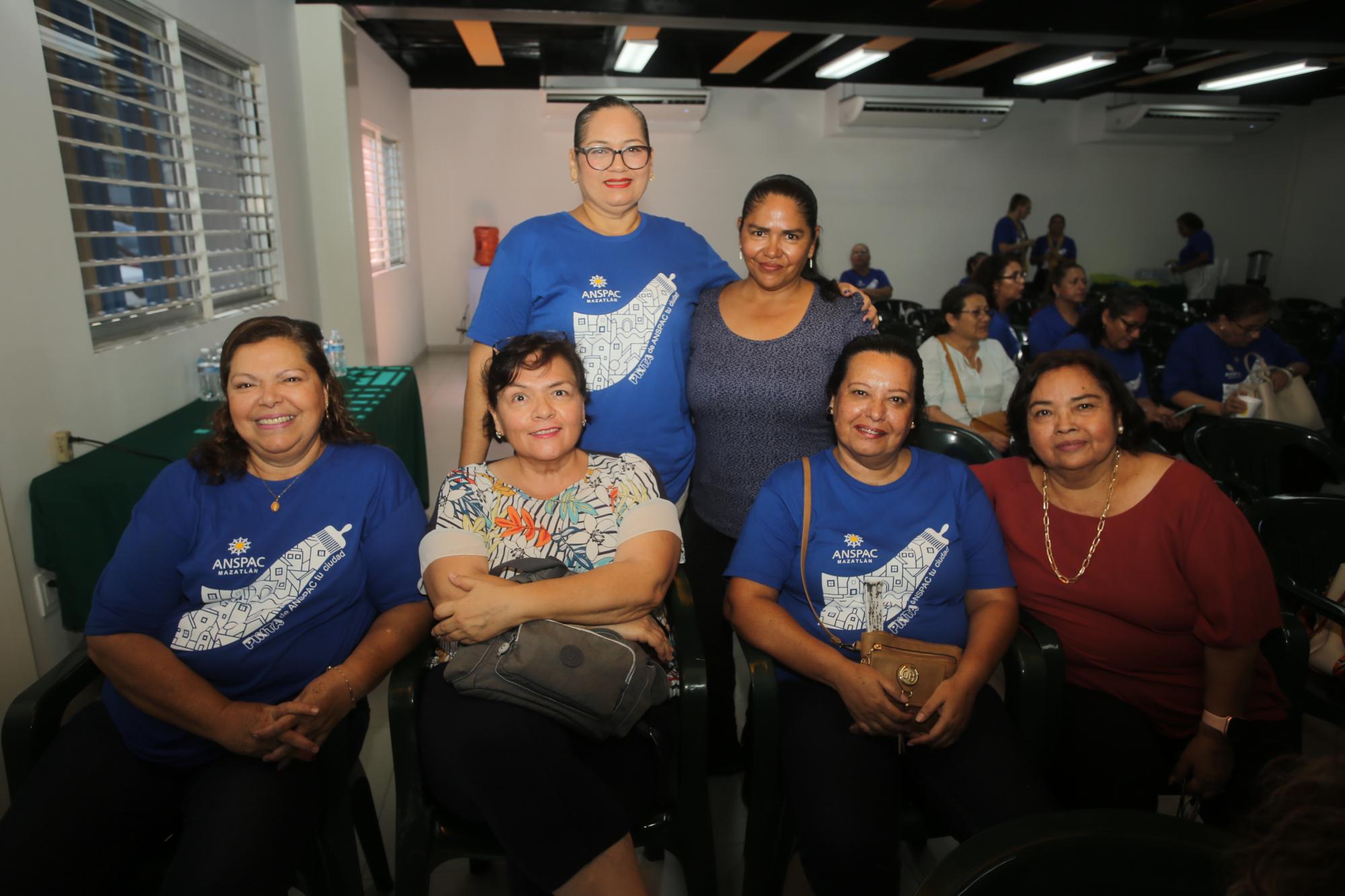 $!Mary Brambila e Isabel Beatriz Núñez. Sentadas, Ana Bertha Benítez, Marily Soto, Mireya Aguiluz y María Muñoz, de la Unidad Divino Redentor.