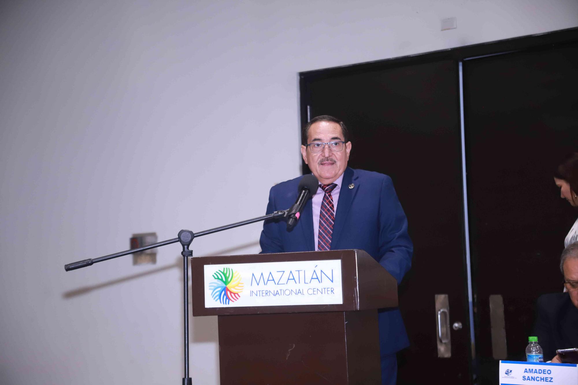 $!David Mora Grijalva, presidente nacional de la confederación de Ejecutivos de Ventas y Mercadotecnia, fue el encargado de realizar la toma de protesta al nuevo equipo comandado por Alejandro Castillo Villela