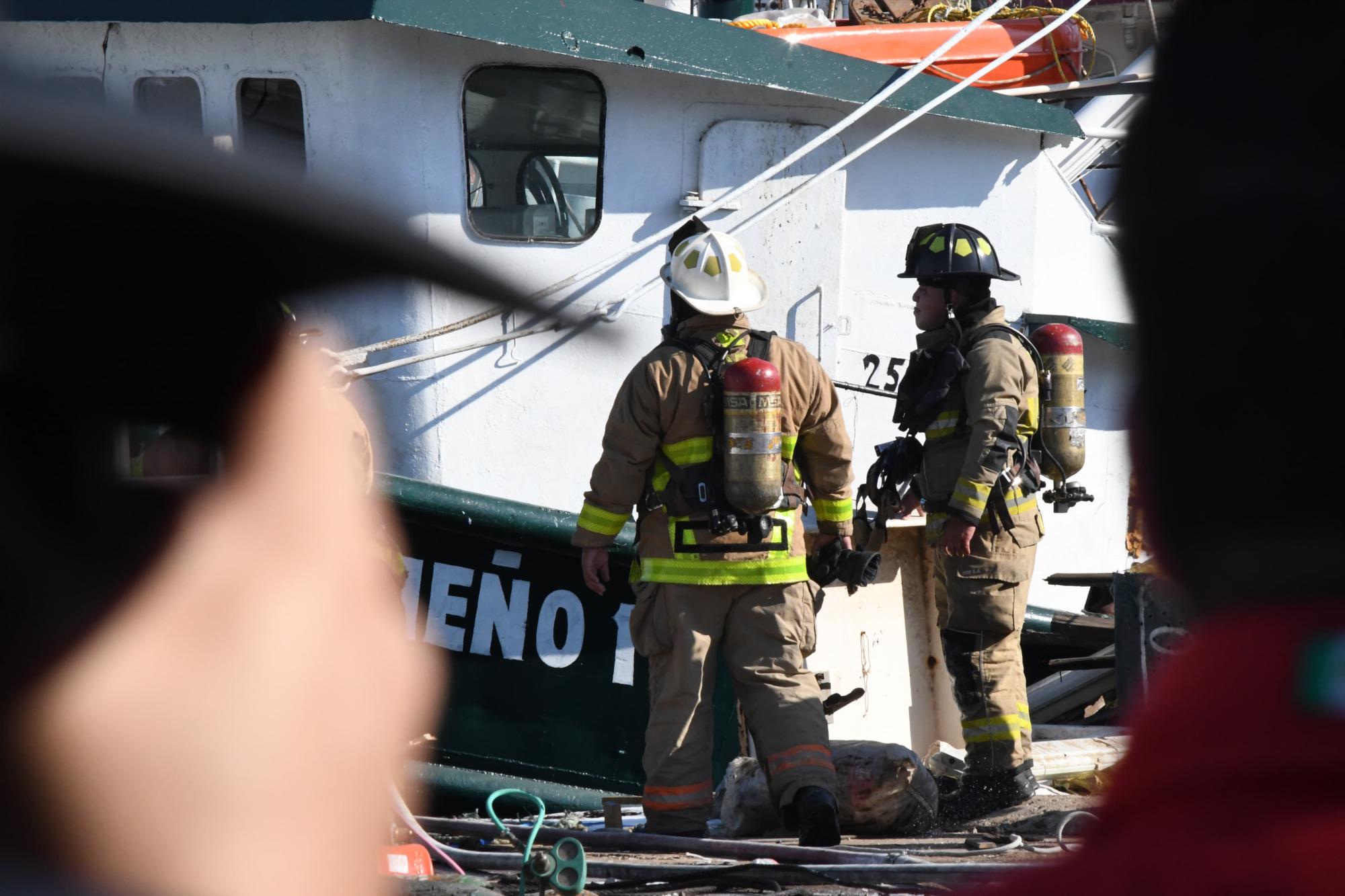 $!Explosión de tanque ocasiona incendio y hundimiento de un barco camaronero