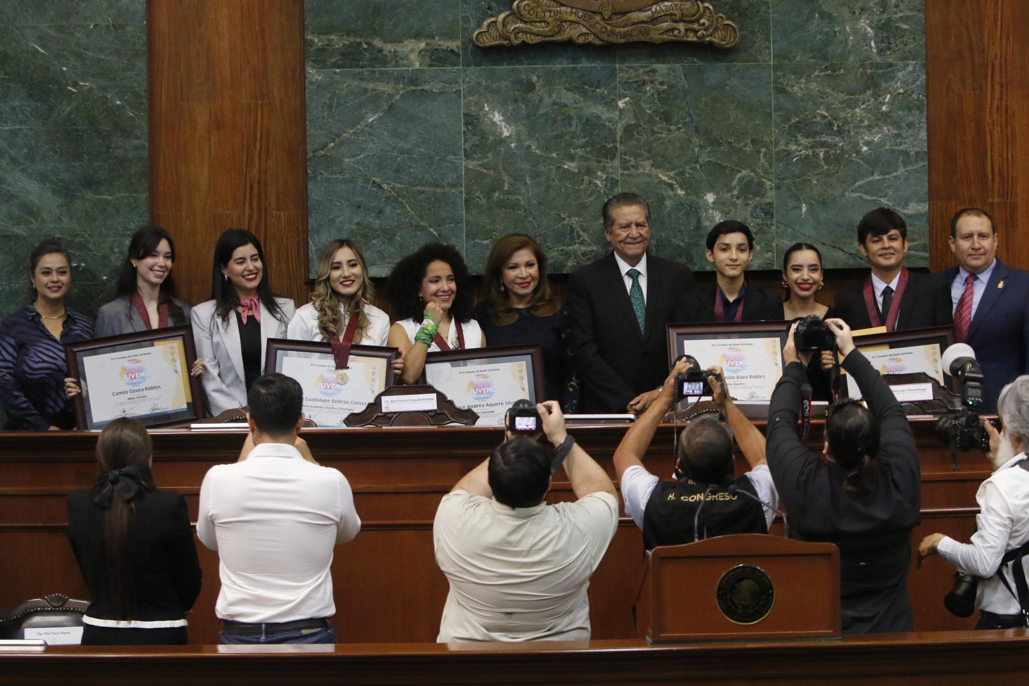 $!La ceremonia de premiación se llevó a cabo en Sesión Solemne en el Congreso del Estado.