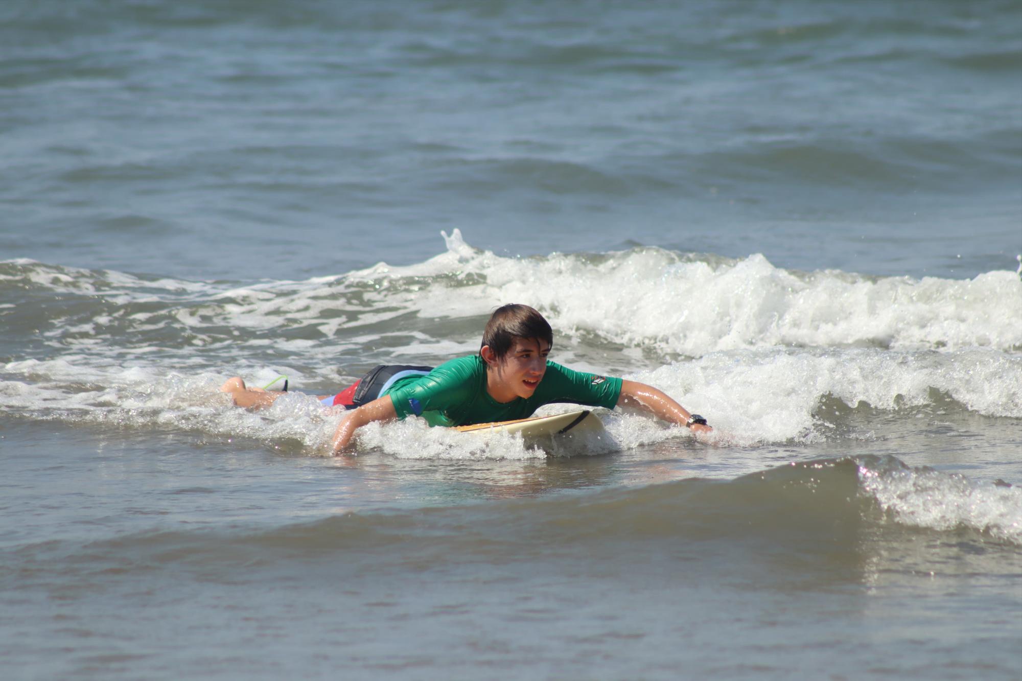 $!Dominan las olas en el Selectivo Municipal de Surfing, en Mazatlán