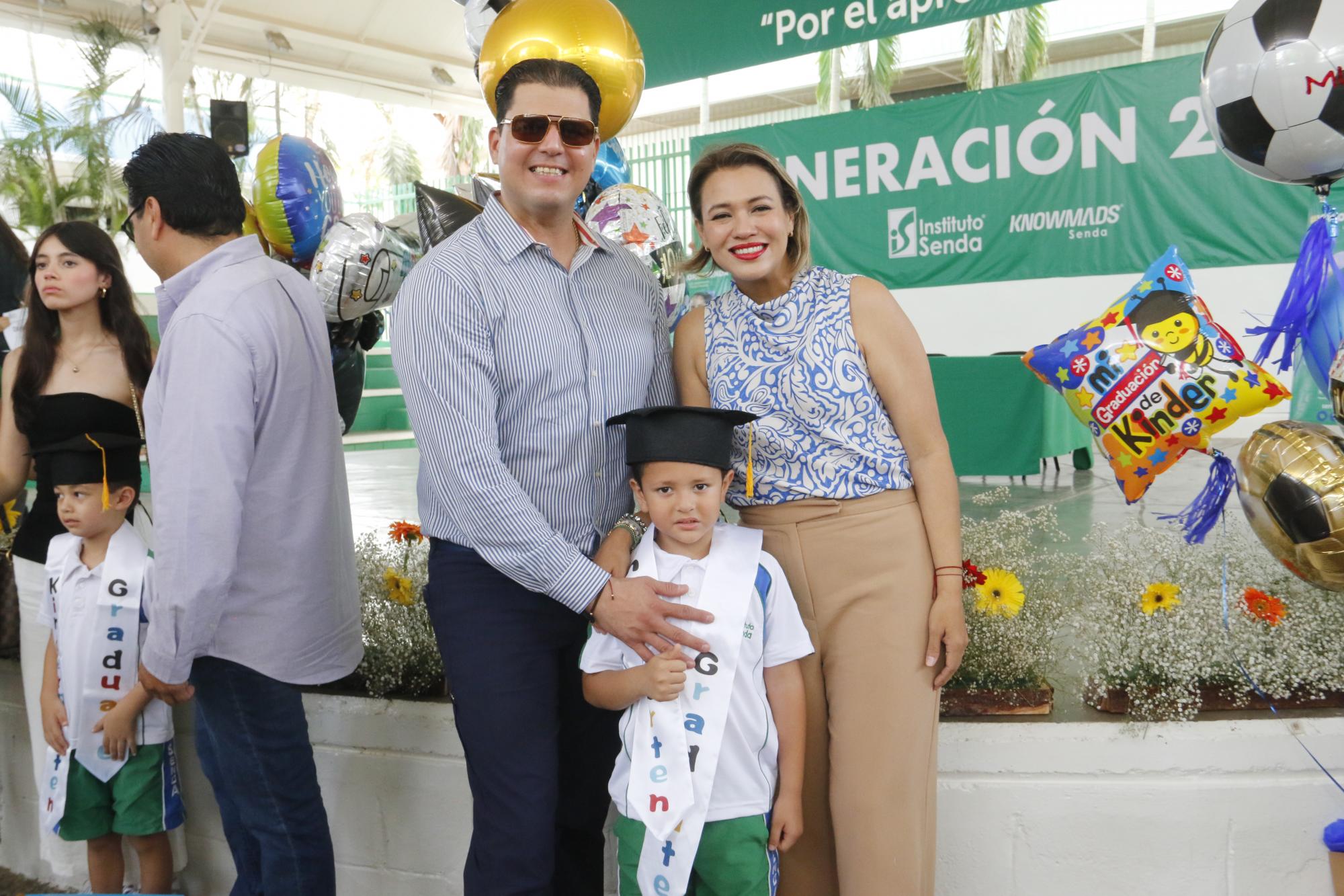 $!Jaime Corrales y Erika Sánchez acompañan a su pequeño Nicolás.