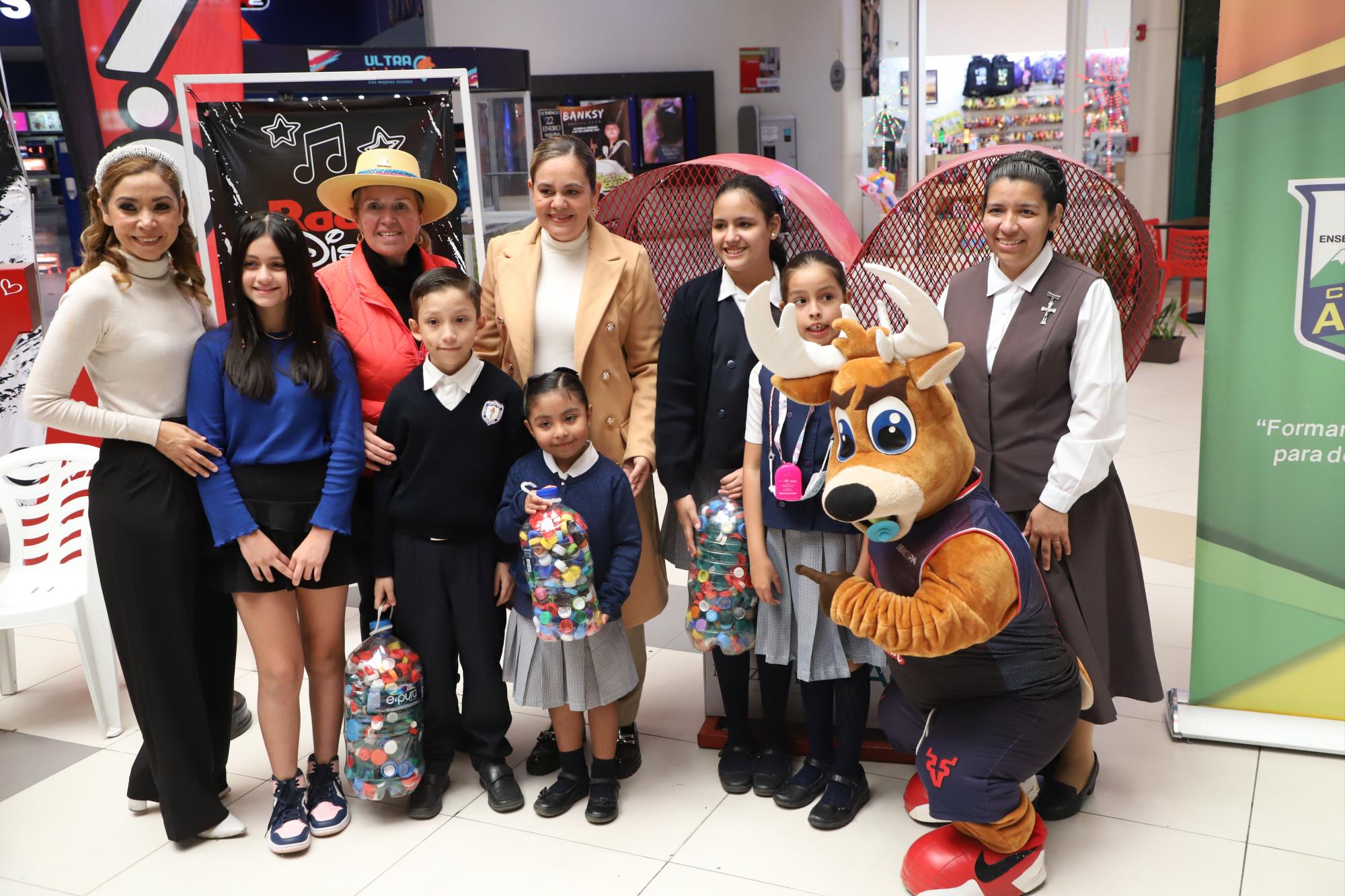 $!Algunos niños de diferentes colegios locales acudieron a realizar su donación.