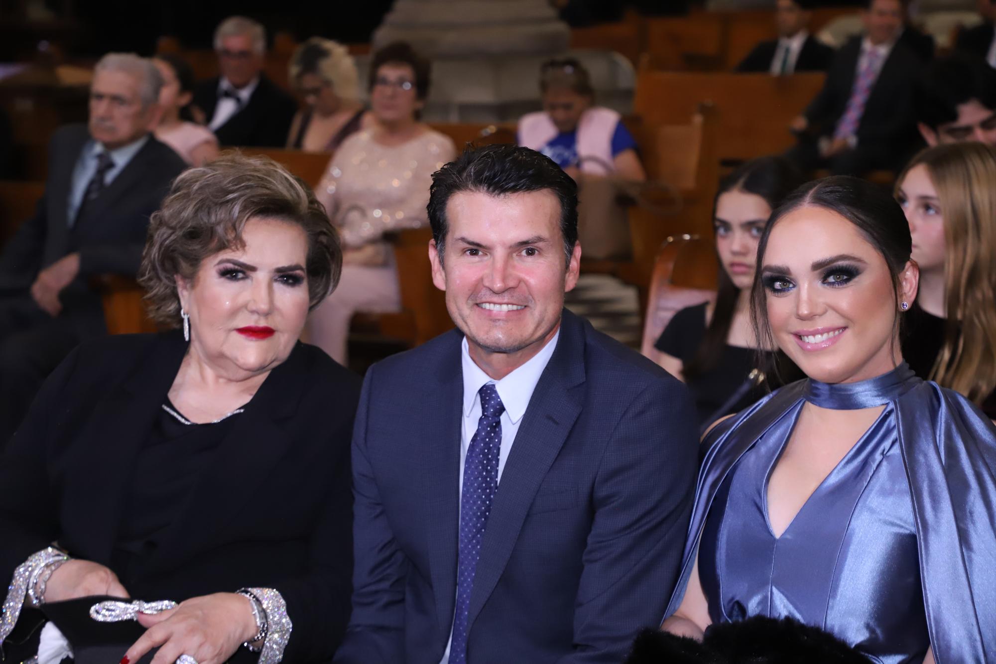 $!Doña Chuyita Lizárraga junto a su hijo Joel Lizárraga y Gaby Testas.