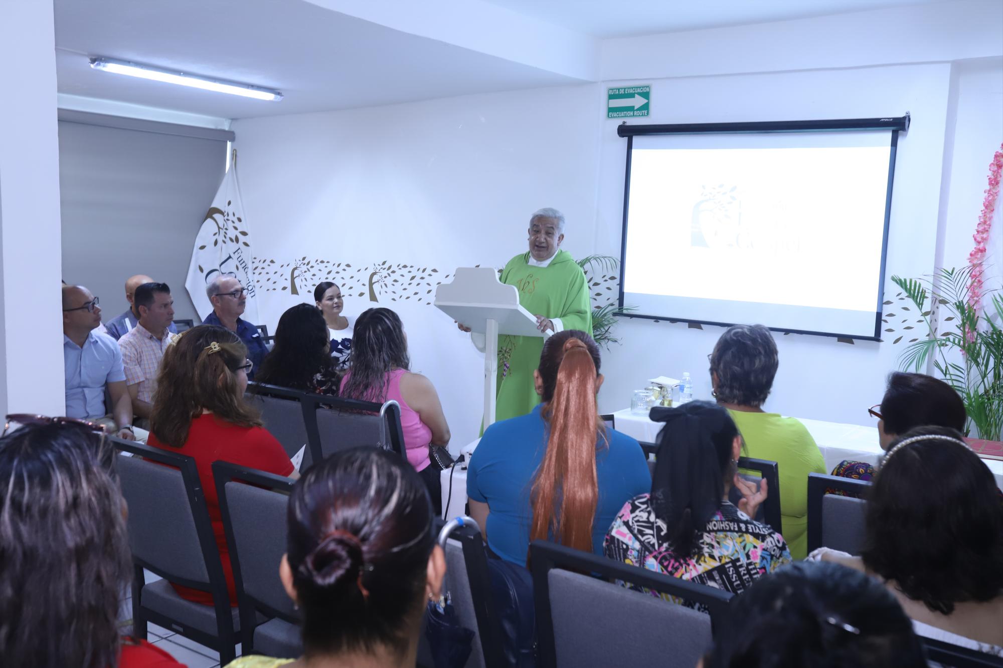 $!Padre Alejandro López ofició la misa para dar gracias por el sexto aniversario del Centro de Asistencia Social Fundación Letty Coppel.