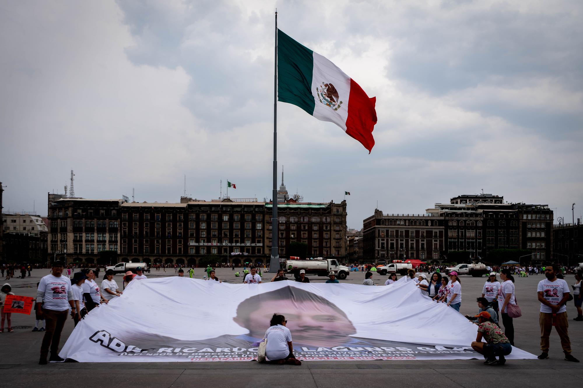 $!Amigos y familiares de los defensores realizaron una protesta en el Zócalo de la Ciudad de México al cumplirse dos meses de su desaparición.