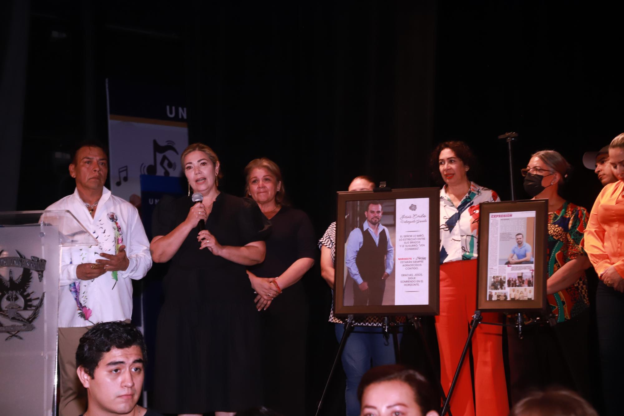 $!Elizabeth Peraza, directora ejecutiva de Grupo Editorial Noroeste, expresó unas palabras a la familia del homenajeado.