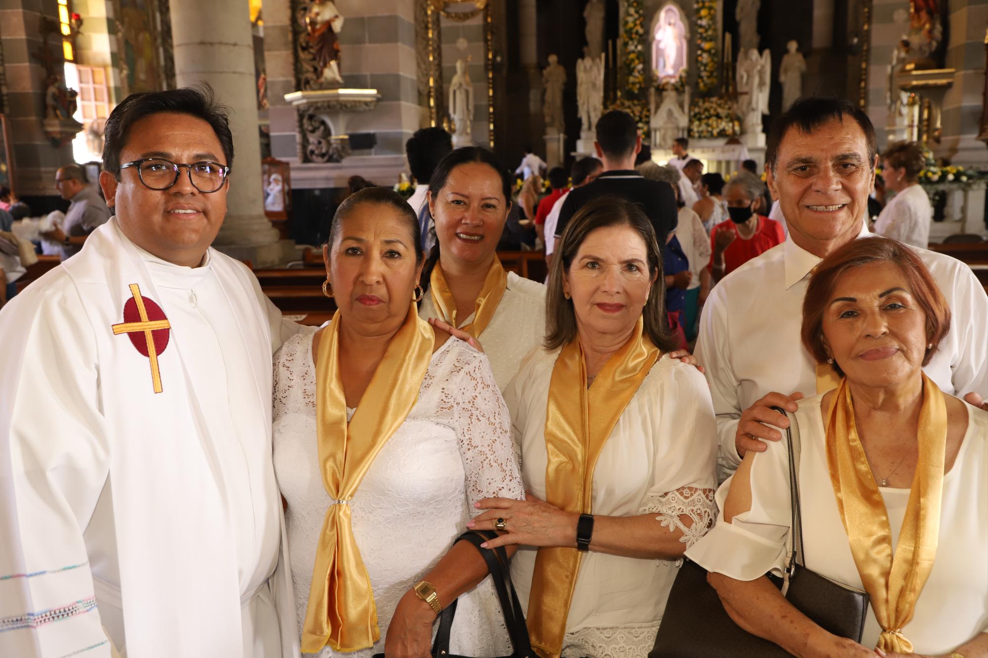 $!El Padre Daniel Arellano Macías junto a María Trejo, Yesenia Rodríguez, Gloria Lizárraga, Edna Gamboa y Augusto Rodríguez.