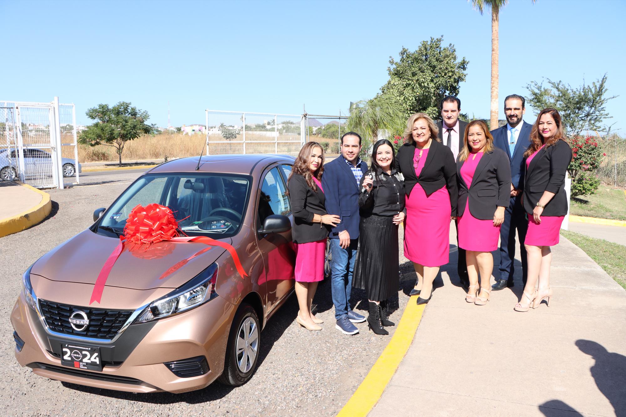 $!Ganadora del automóvil, acompañada de integrantes del Comité Técnico de FIGLOSTASE.