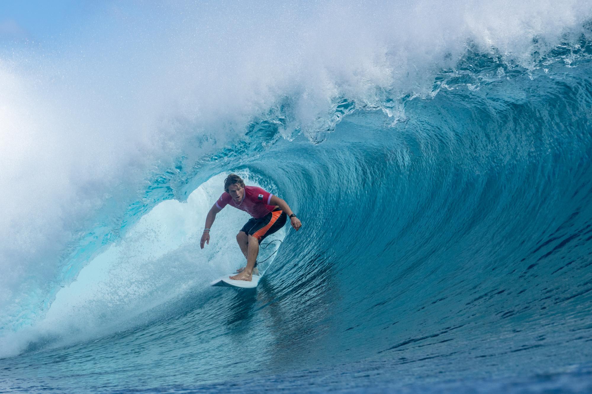 $!Alan Cleland roza la excelencia en el surf y sella su boleto a octavos de final en París 2024