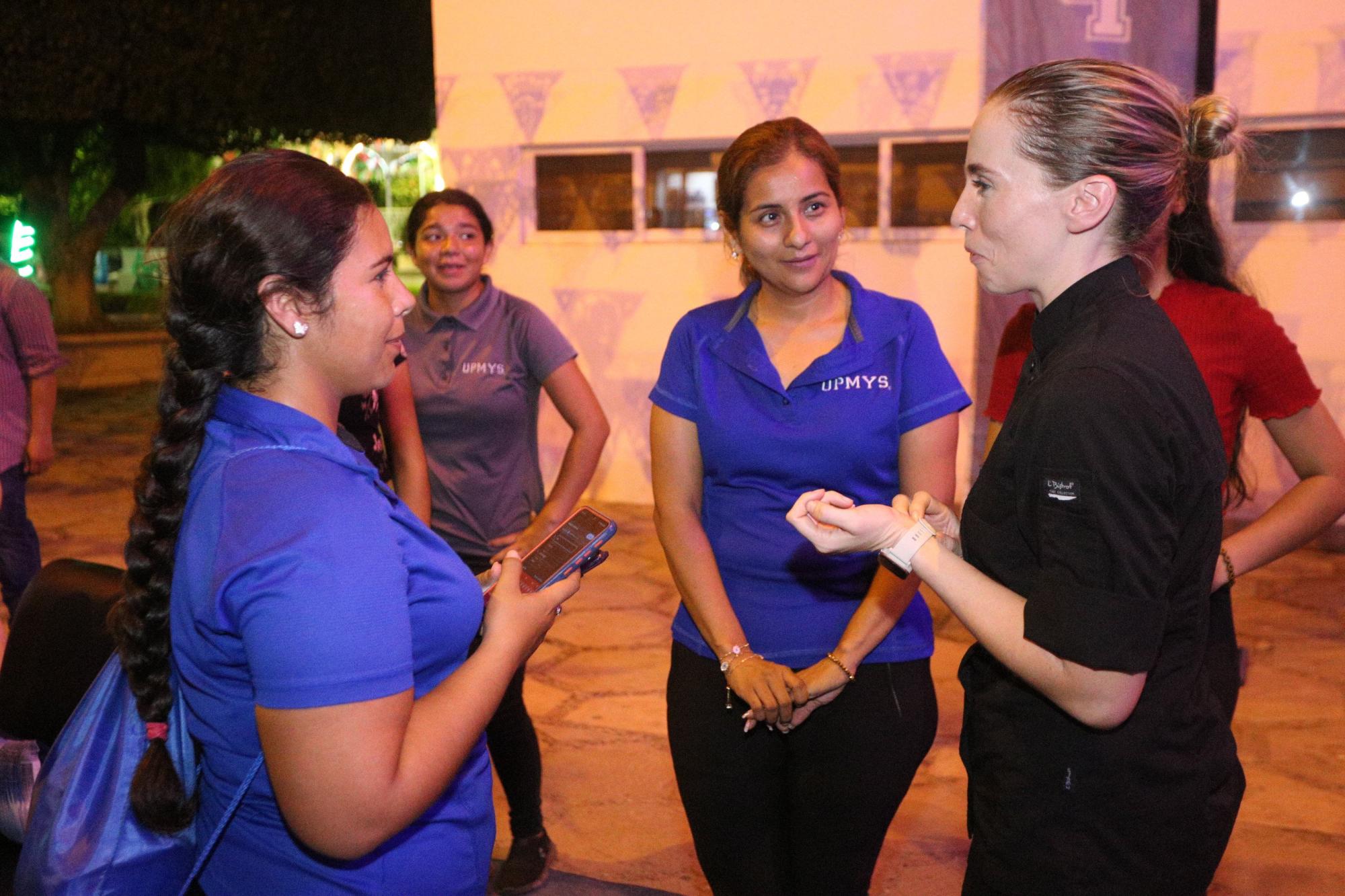 $!La chef Andrea Lizárraga tuvo la oportunidad de interactuar con algunos jóvenes.