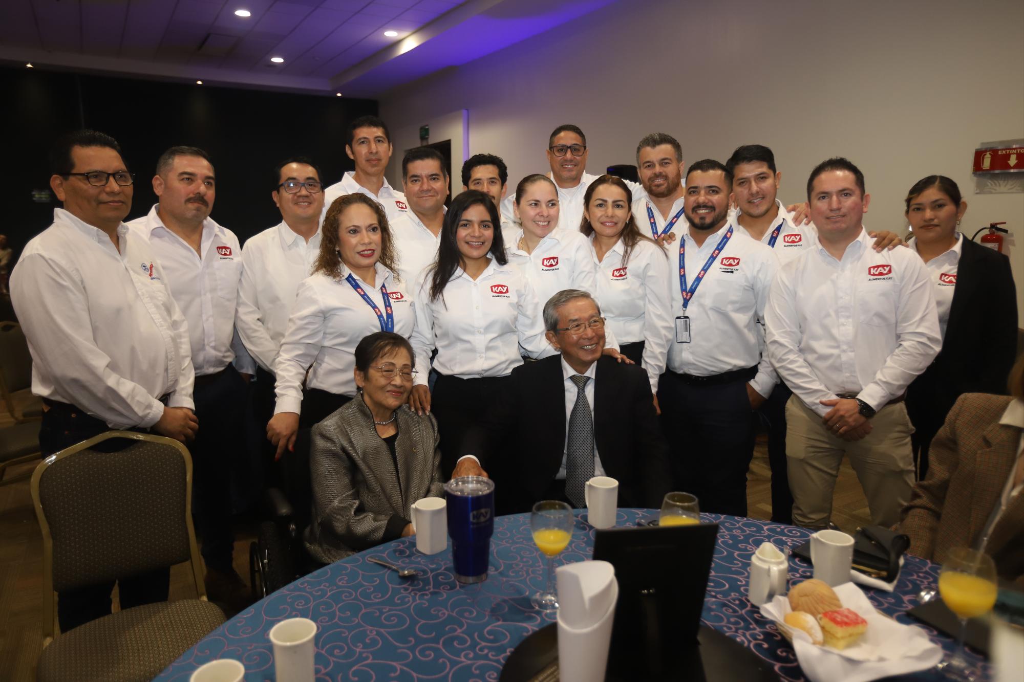 $!Esperanza y su esposo Tsutomo Yoshii, junto a su equipo de trabajo de Alimentos Kay.