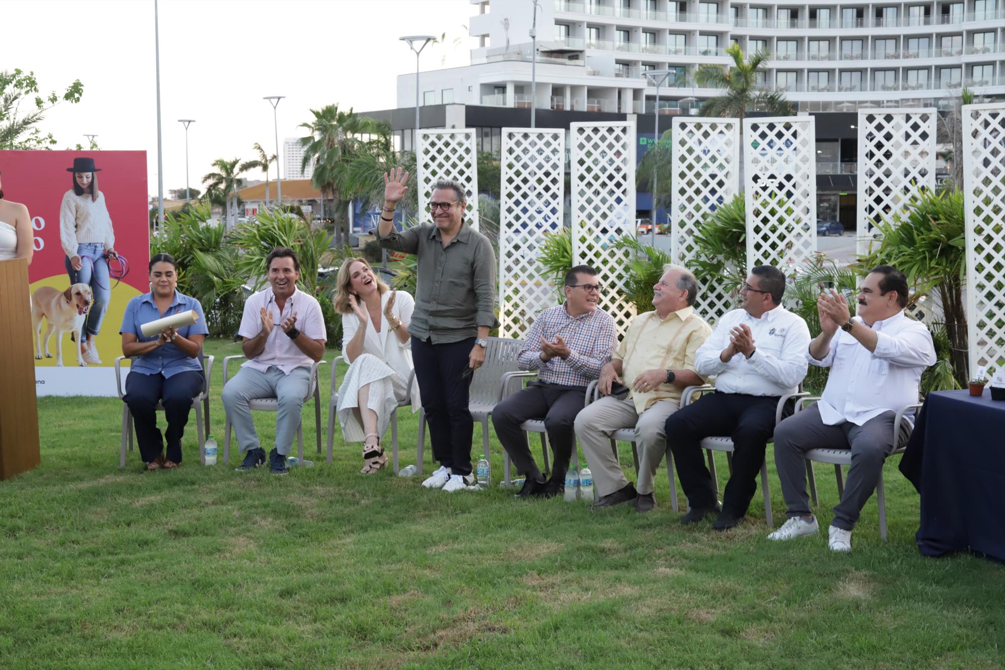 $!Luis Osuna Vidaurri encabezó la ceremonia de presentación de Cabo Carena, lo que será una nueva plaza comercial en Mazatlán.