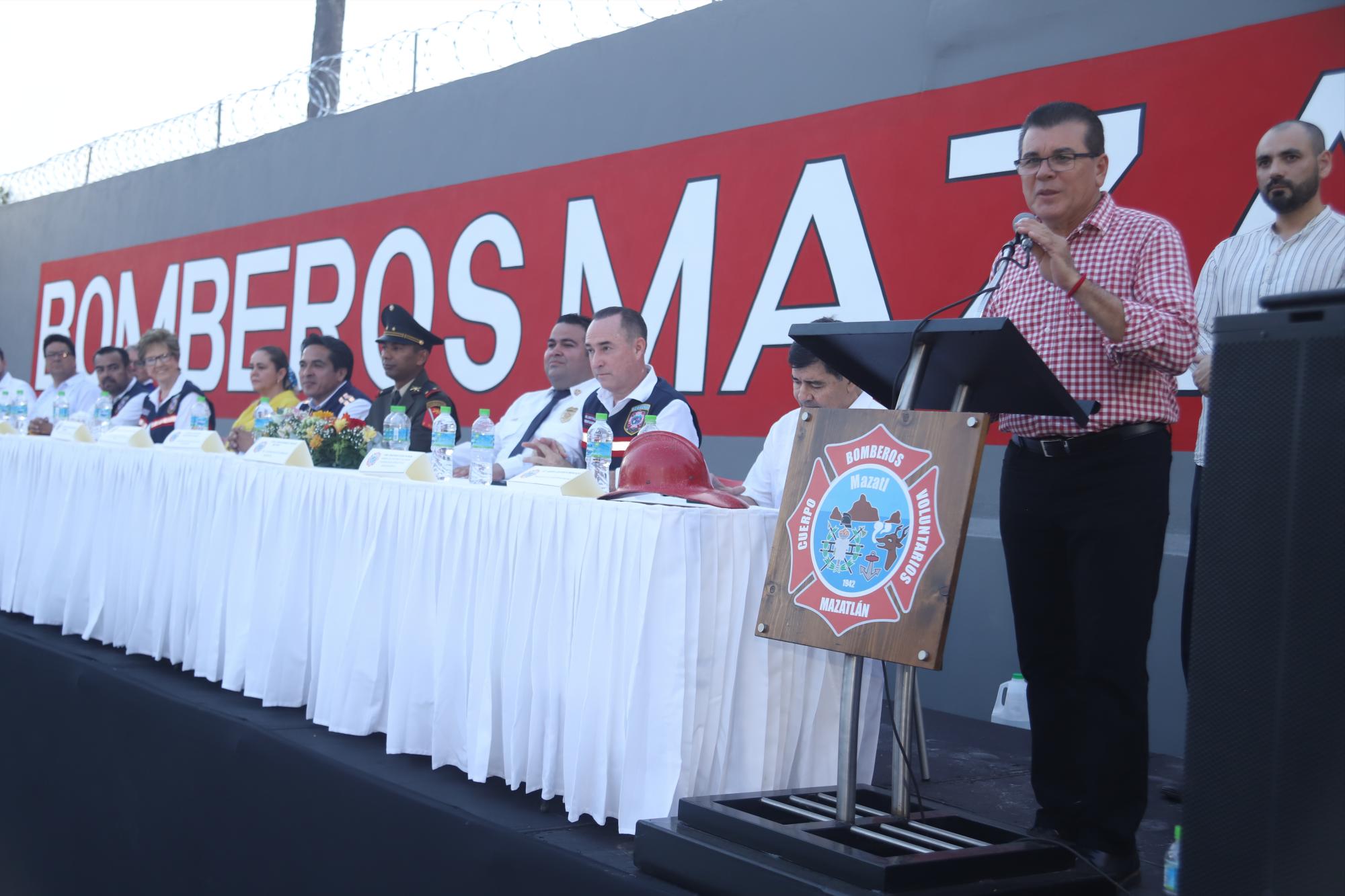 $!El Alcalde Édgar González Zataráin expresó un mensaje de felicitaciones para los bomberos.