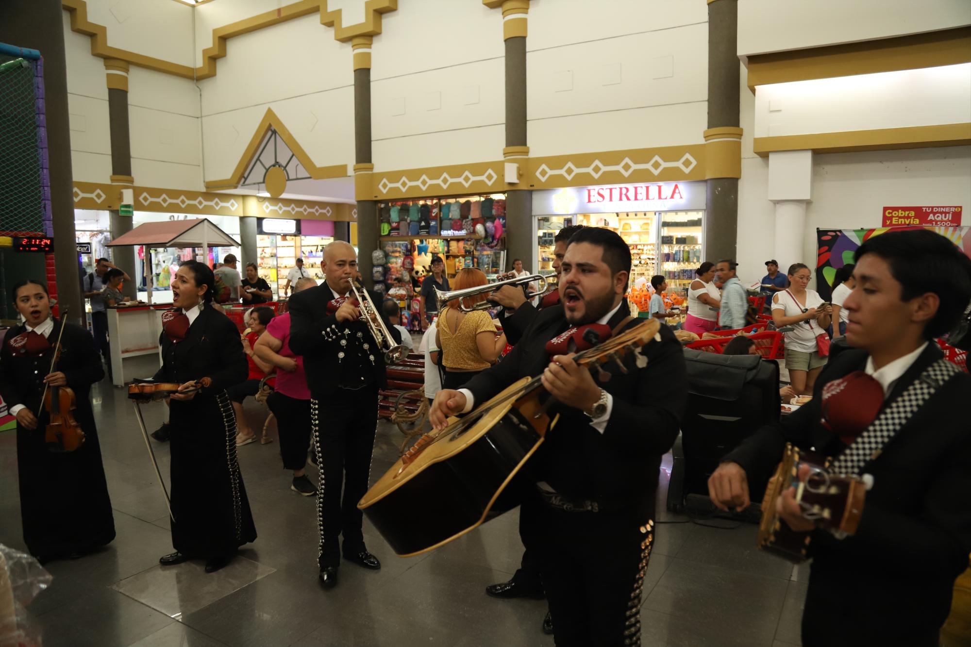 $!Un mariachi amenizó el festejo.