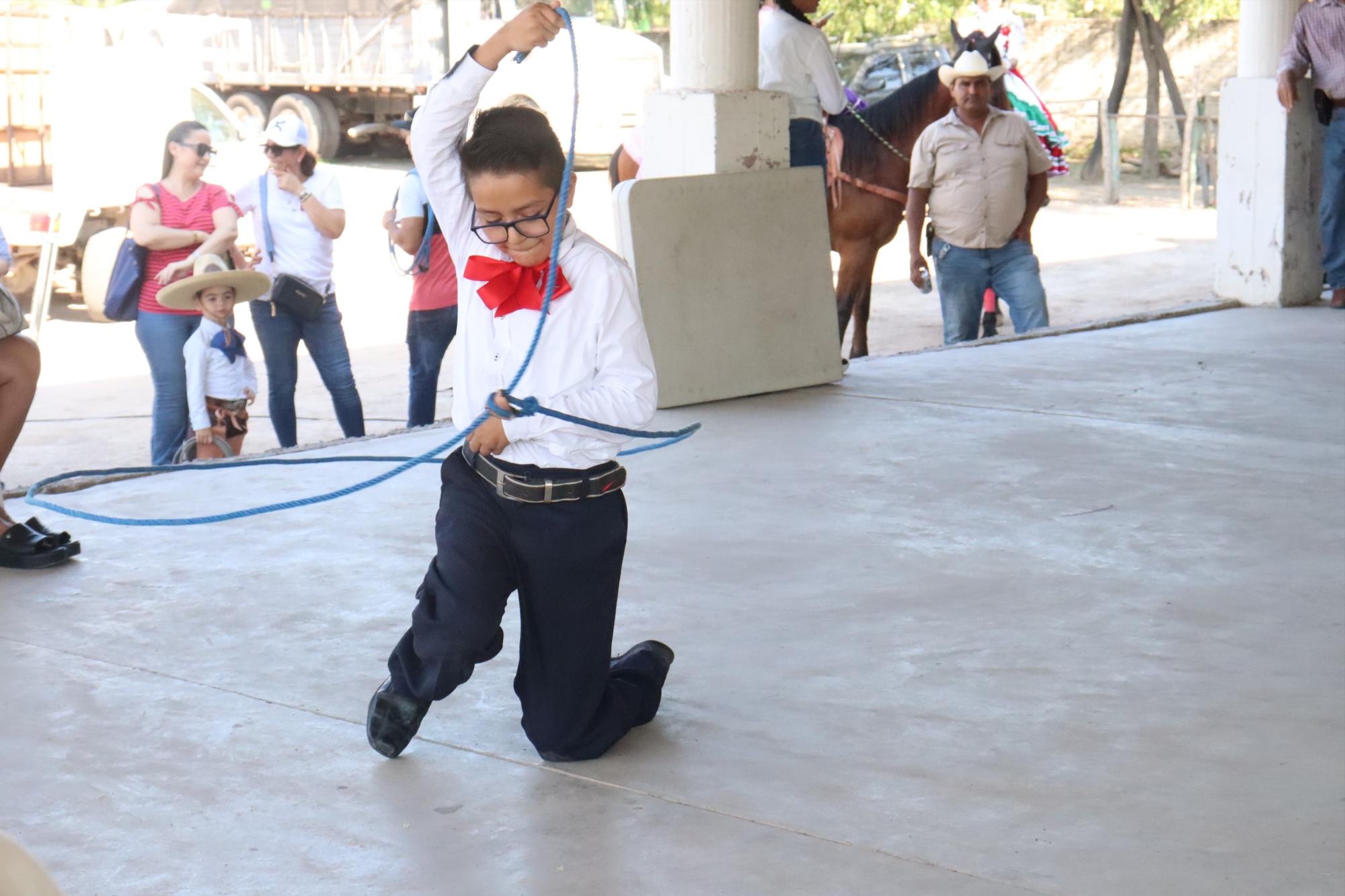 $!Celebran la cultura mexicana con el Primer Torneo de Floreo de Soga, en Villa Unión