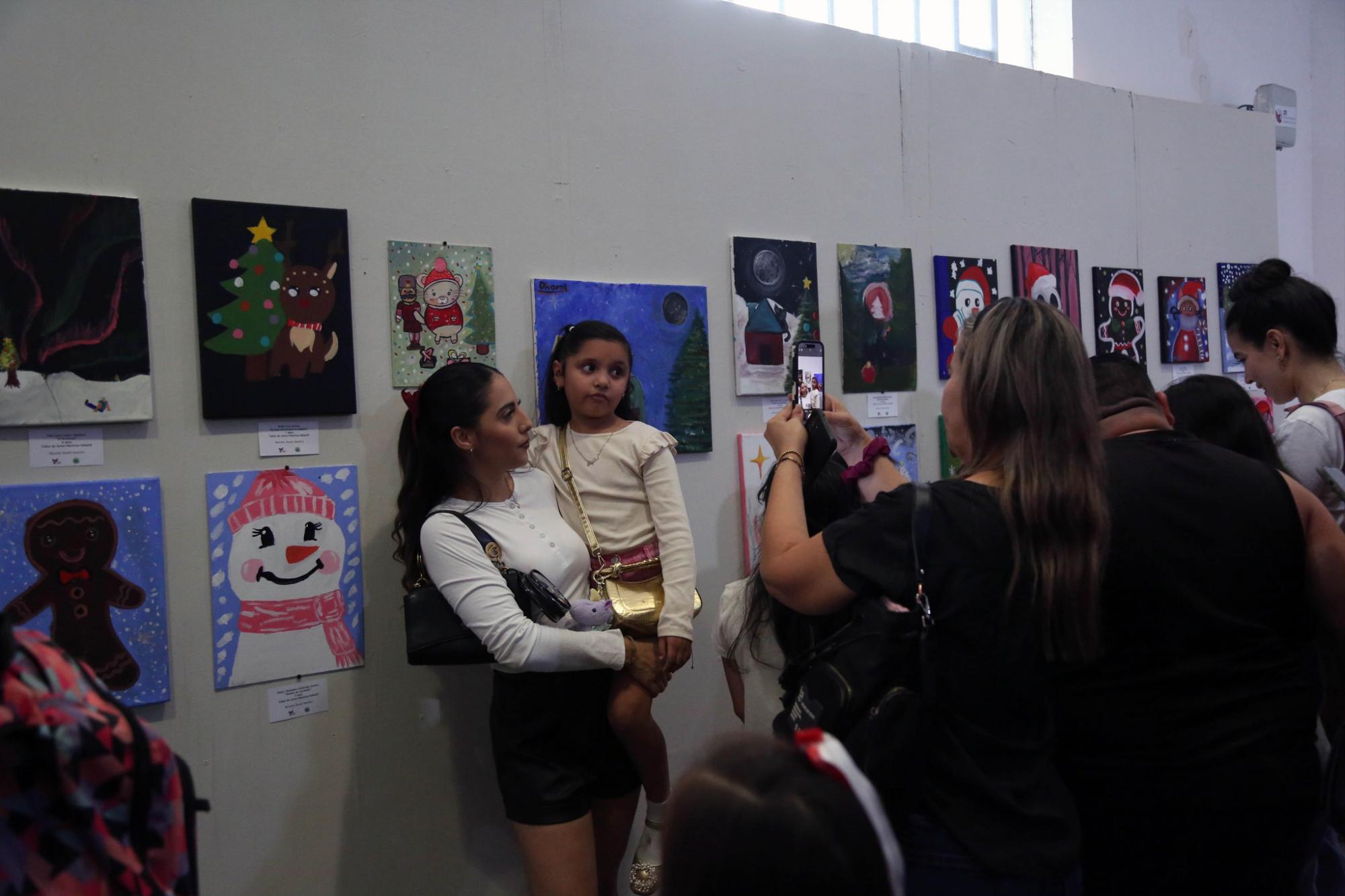 $!Padres de familia acompañaron a sus hijos en la inauguración de la muestra.